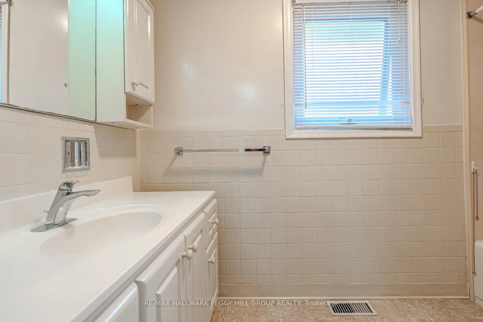 Photo 11 of 3 Pratt Road, Barrie, Wellington — HOMEH