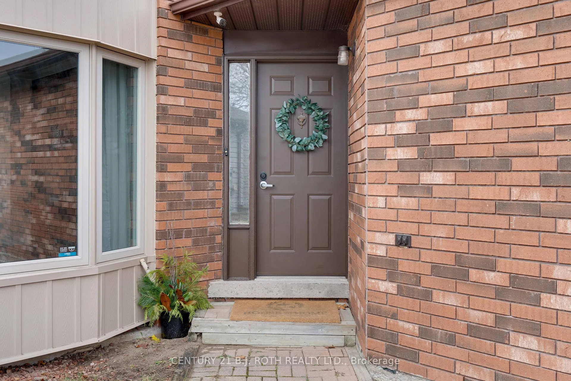 Photo 4 of 36 Carr Drive, Barrie, Letitia Heights — HOMEH