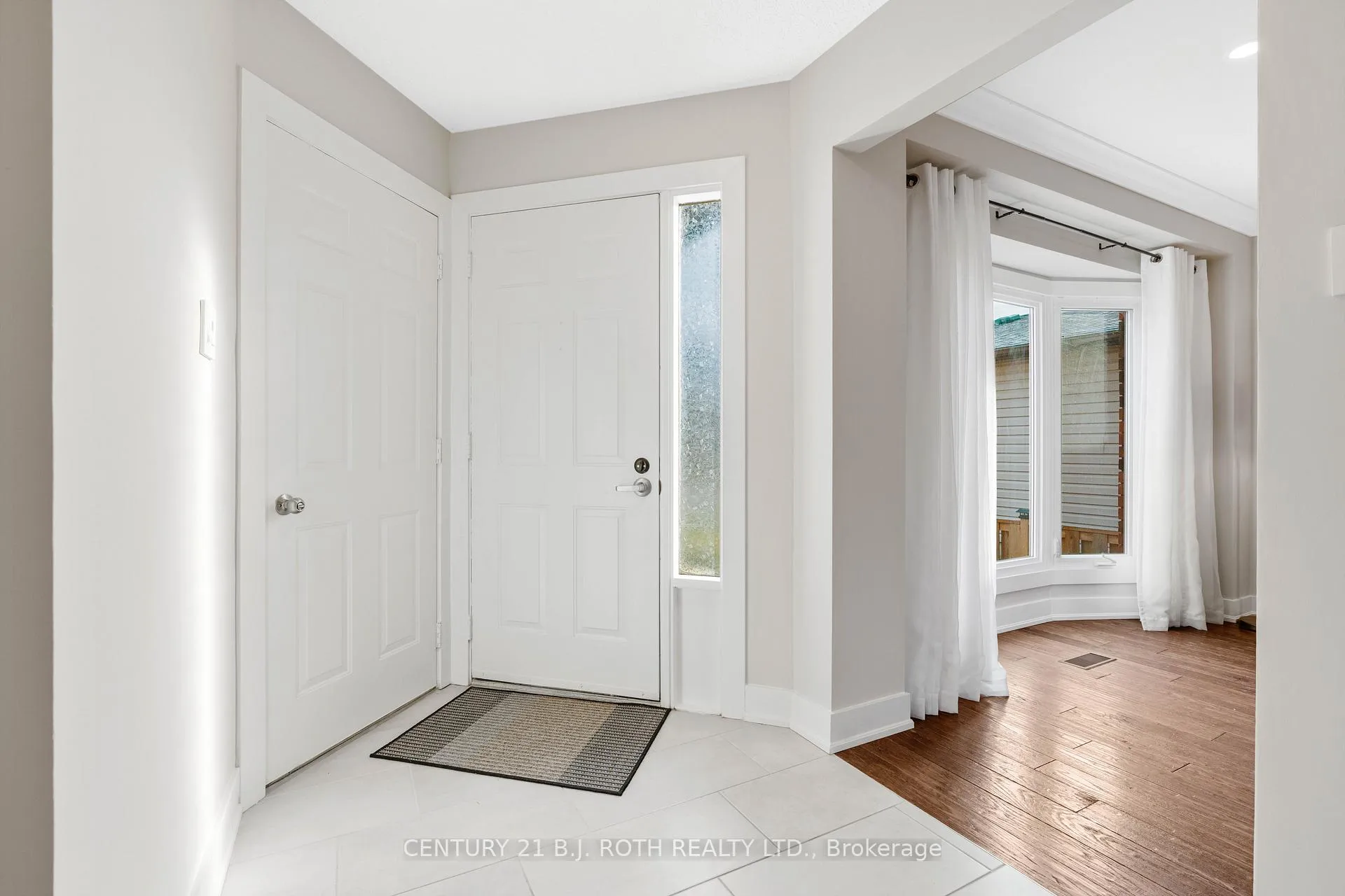 Photo 5 of 36 Carr Drive, Barrie, Letitia Heights — HOMEH