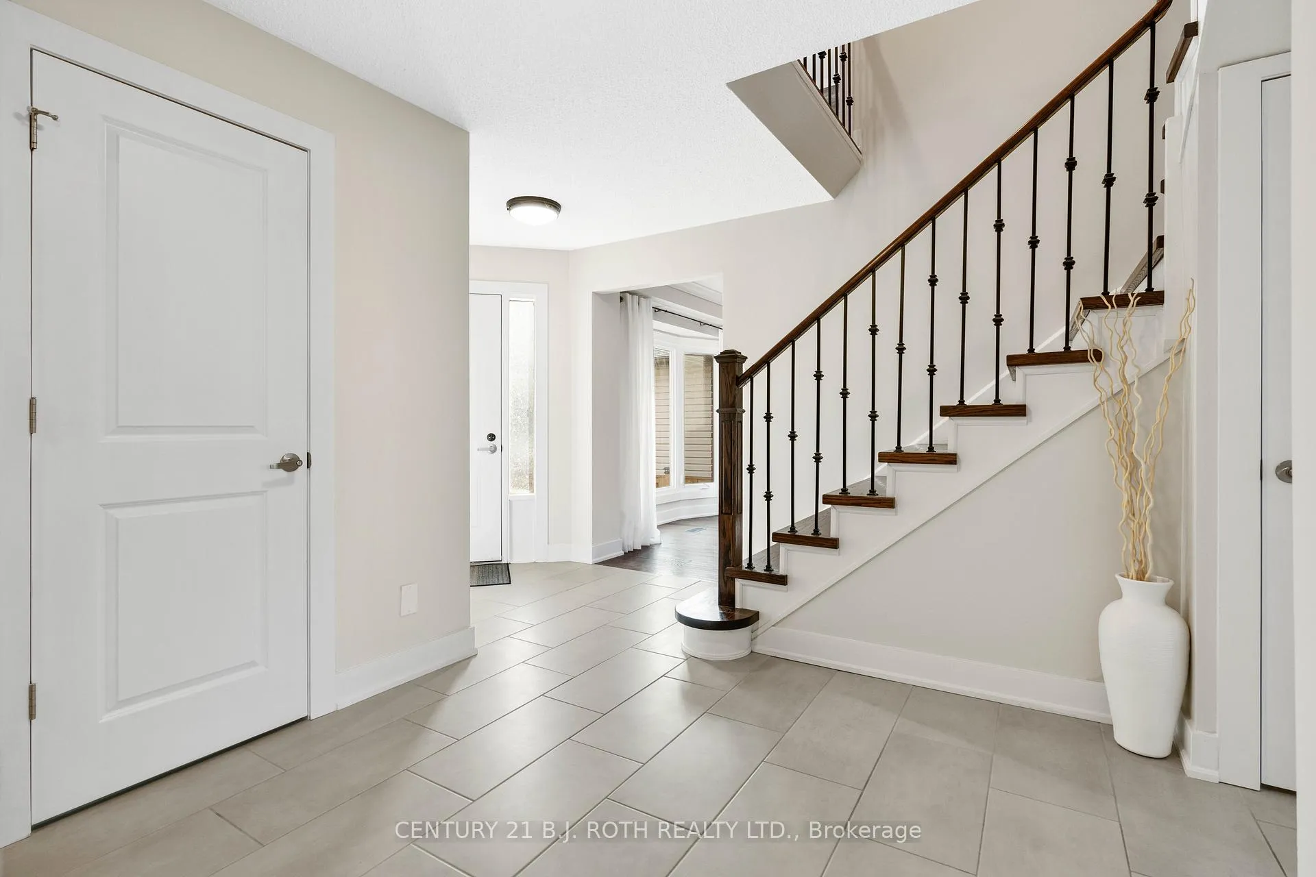 Photo 6 of 36 Carr Drive, Barrie, Letitia Heights — HOMEH