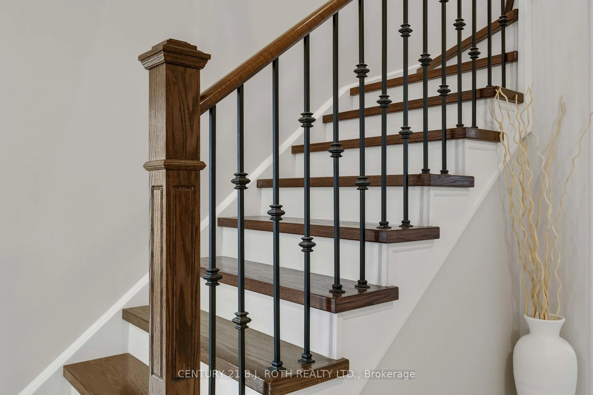 Photo 7 of 36 Carr Drive, Barrie, Letitia Heights — HOMEH
