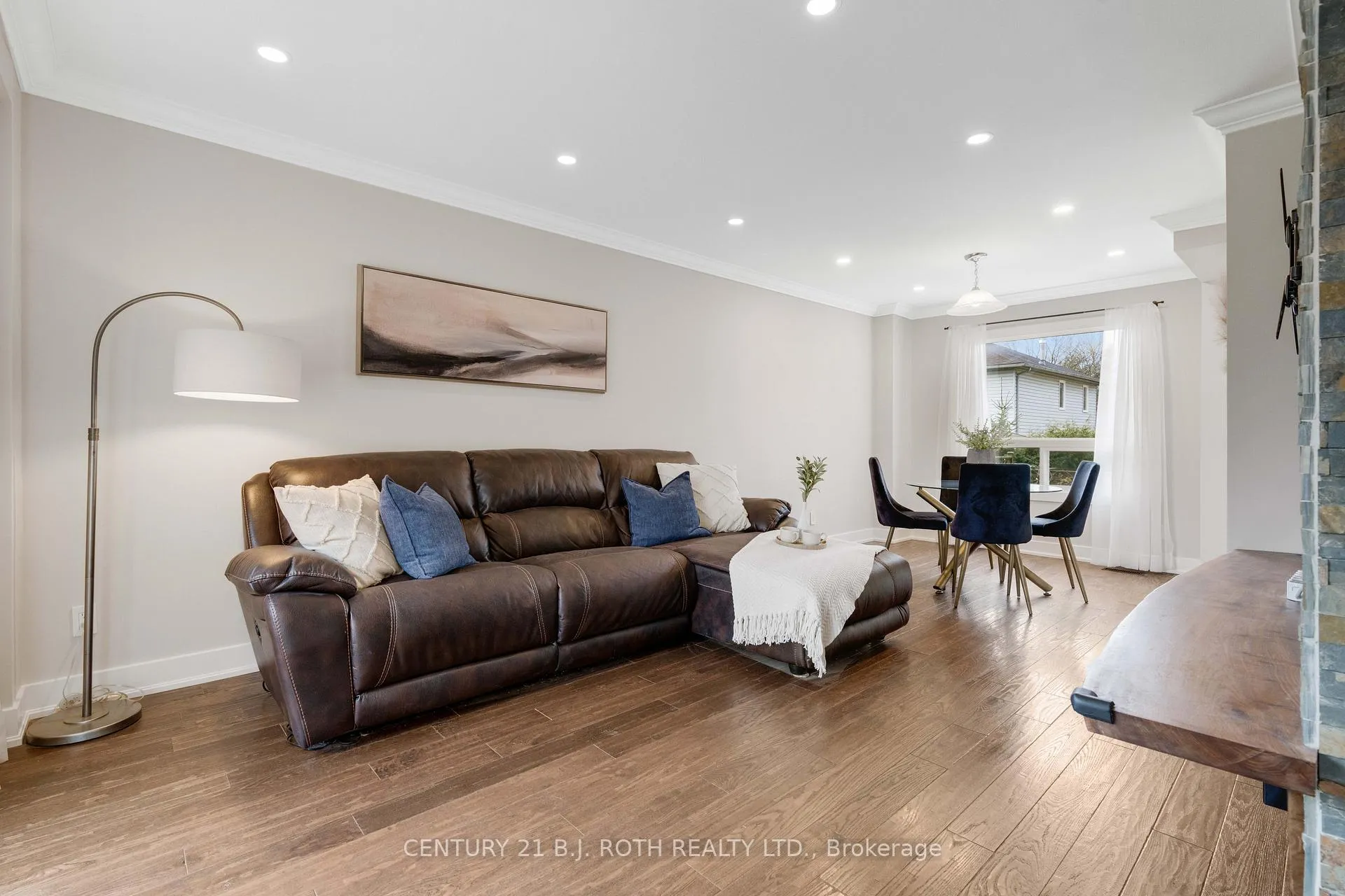 Photo 8 of 36 Carr Drive, Barrie, Letitia Heights — HOMEH