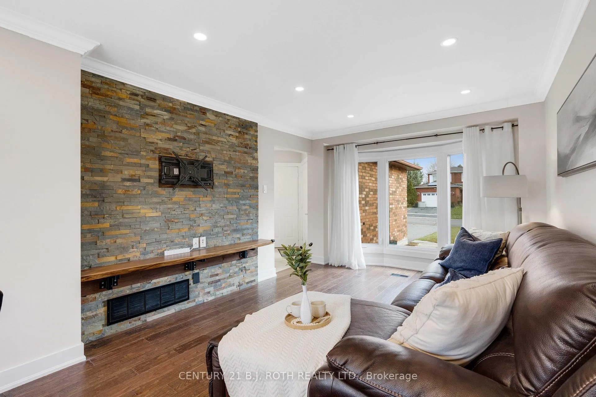 Photo 9 of 36 Carr Drive, Barrie, Letitia Heights — HOMEH