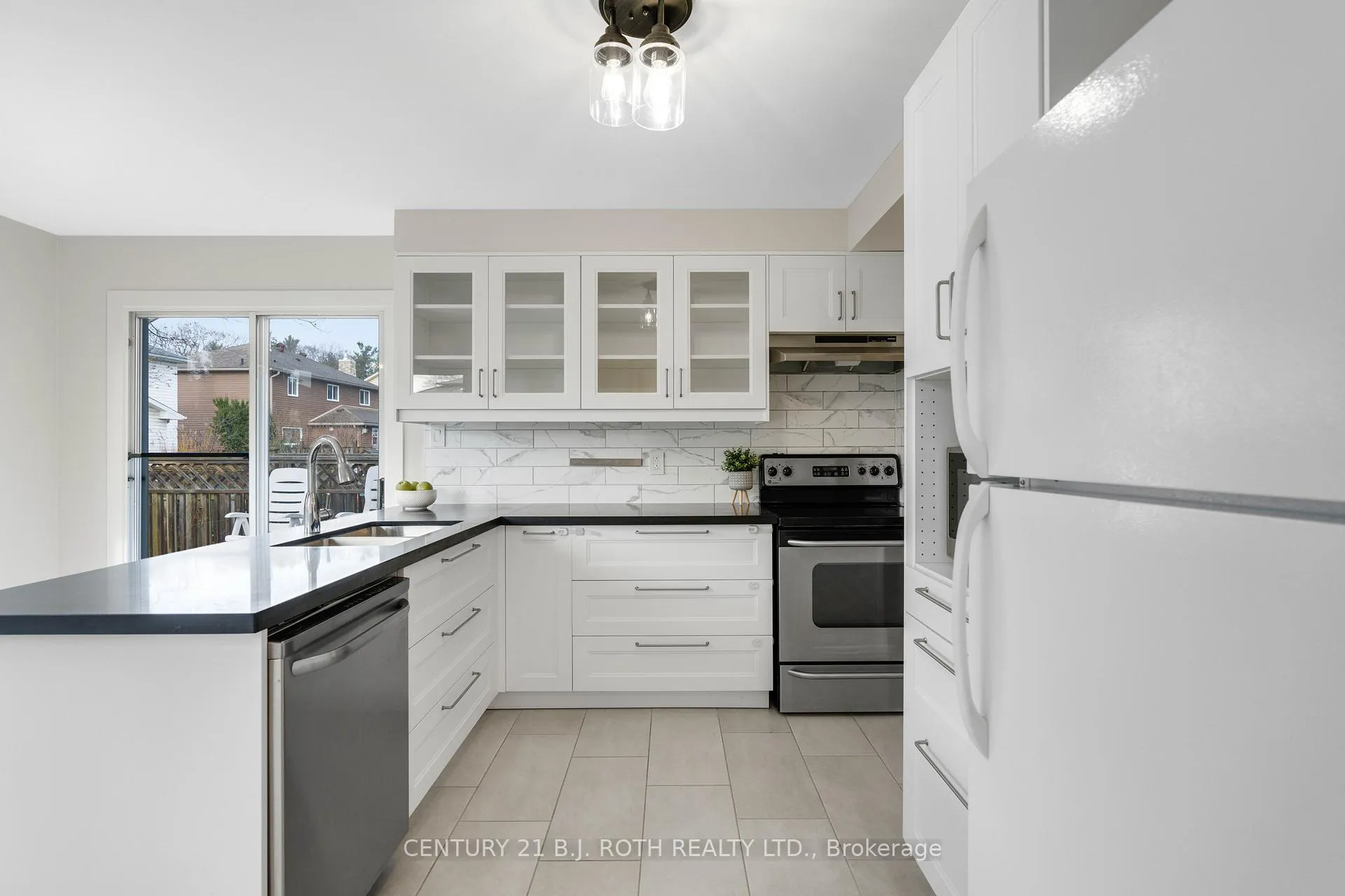 Photo 11 of 36 Carr Drive, Barrie, Letitia Heights — HOMEH