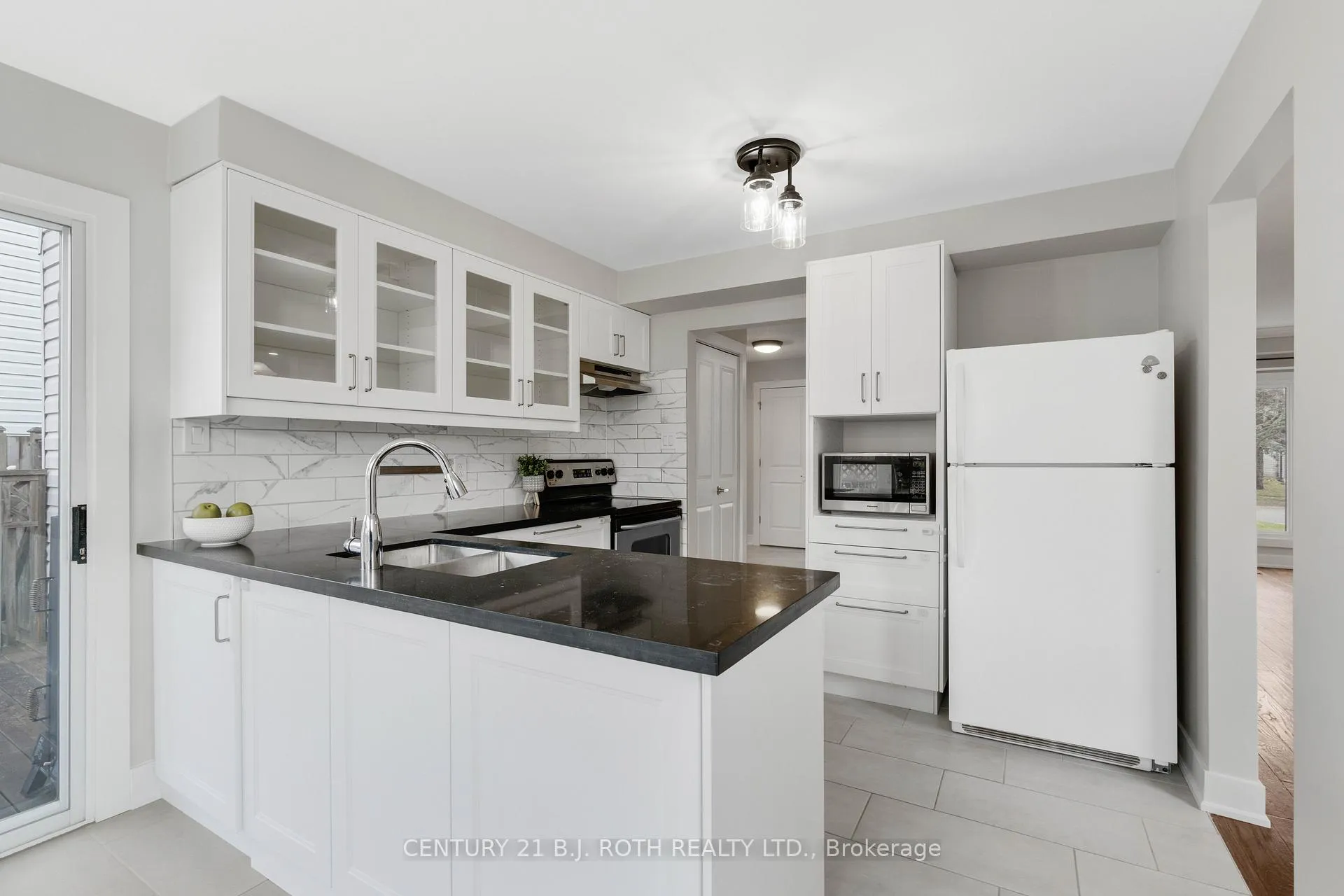 Photo 12 of 36 Carr Drive, Barrie, Letitia Heights — HOMEH