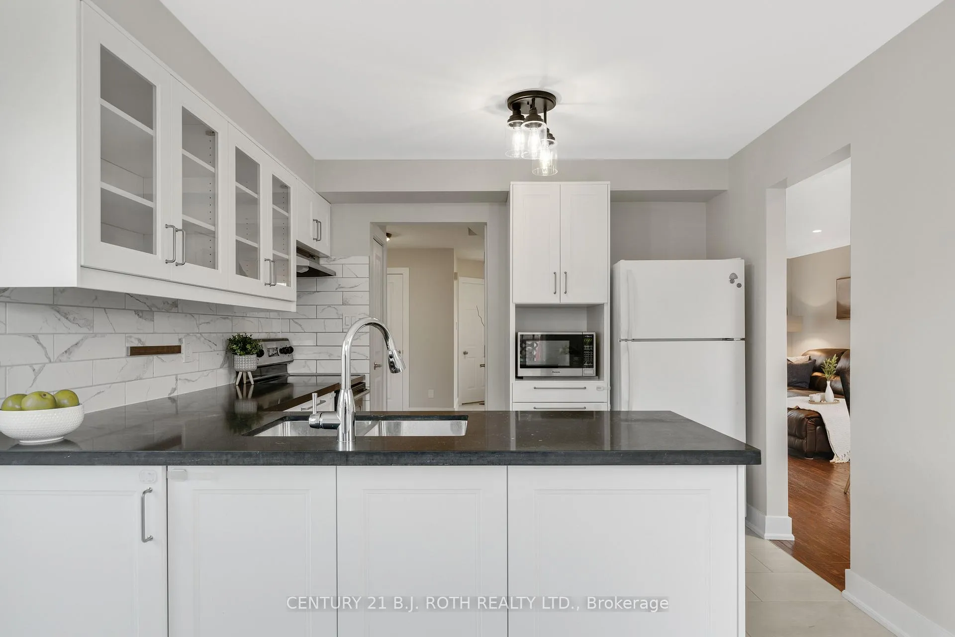 Photo 13 of 36 Carr Drive, Barrie, Letitia Heights — HOMEH