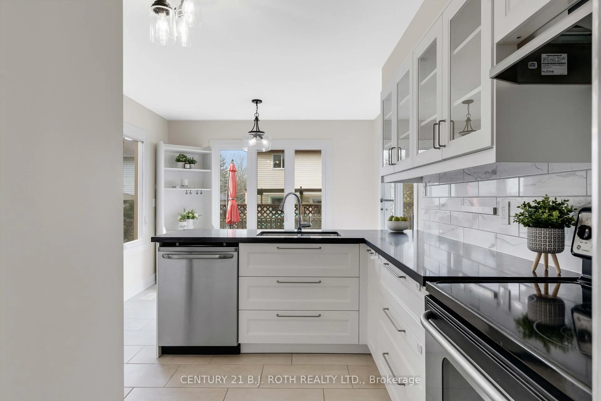 Photo 15 of 36 Carr Drive, Barrie, Letitia Heights — HOMEH