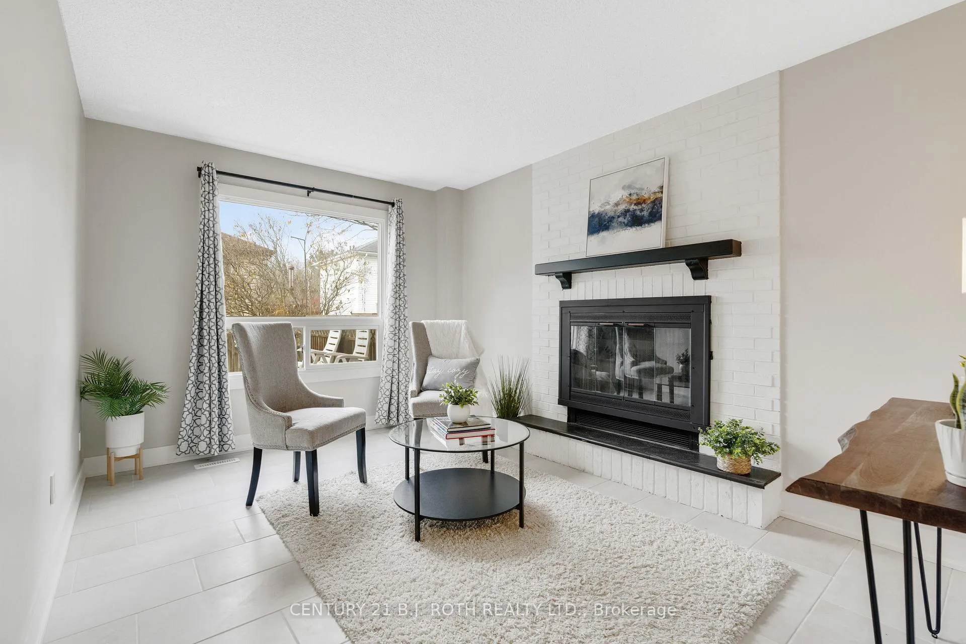 Photo 16 of 36 Carr Drive, Barrie, Letitia Heights — HOMEH