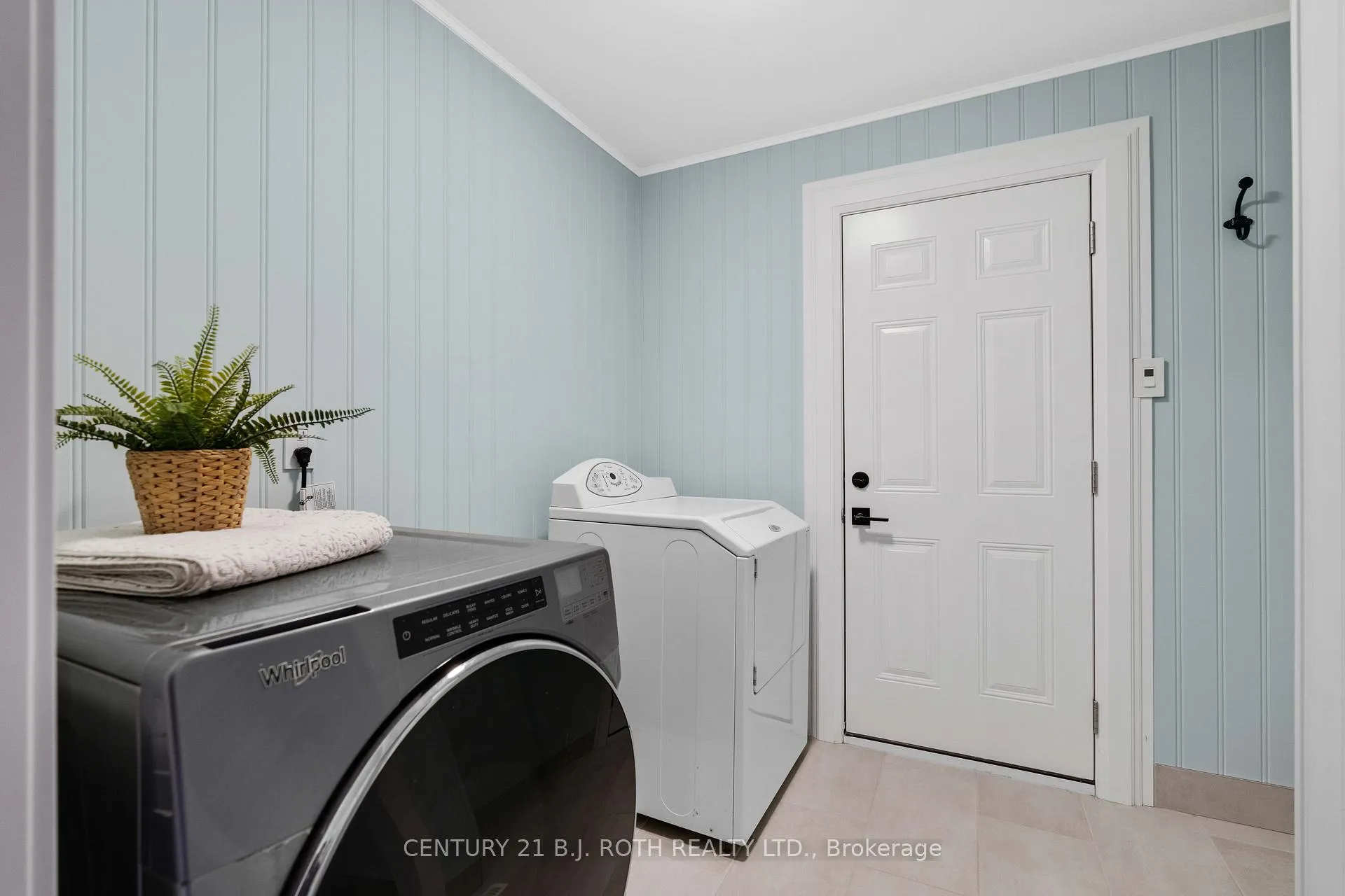Photo 20 of 36 Carr Drive, Barrie, Letitia Heights — HOMEH
