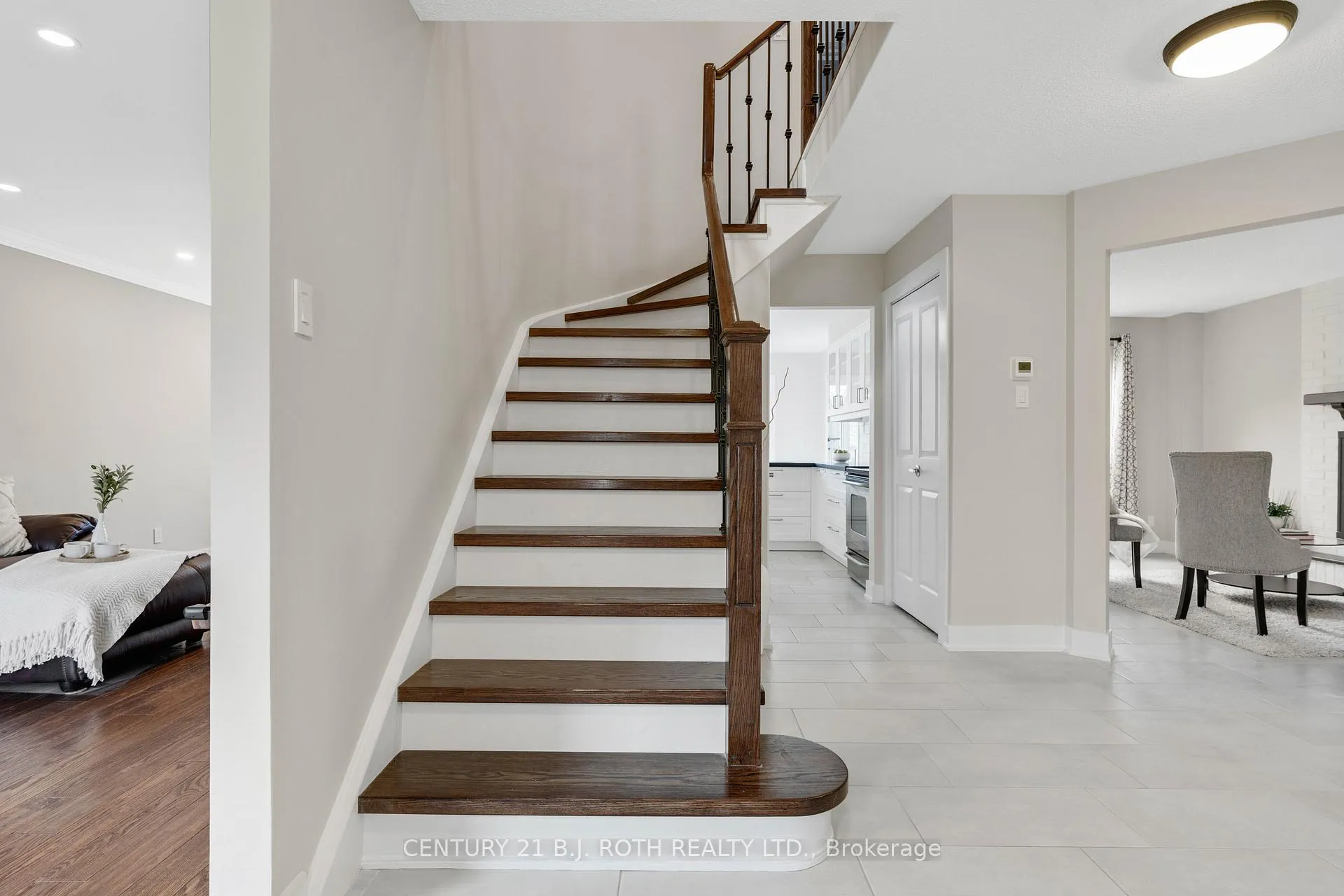 Photo 21 of 36 Carr Drive, Barrie, Letitia Heights — HOMEH