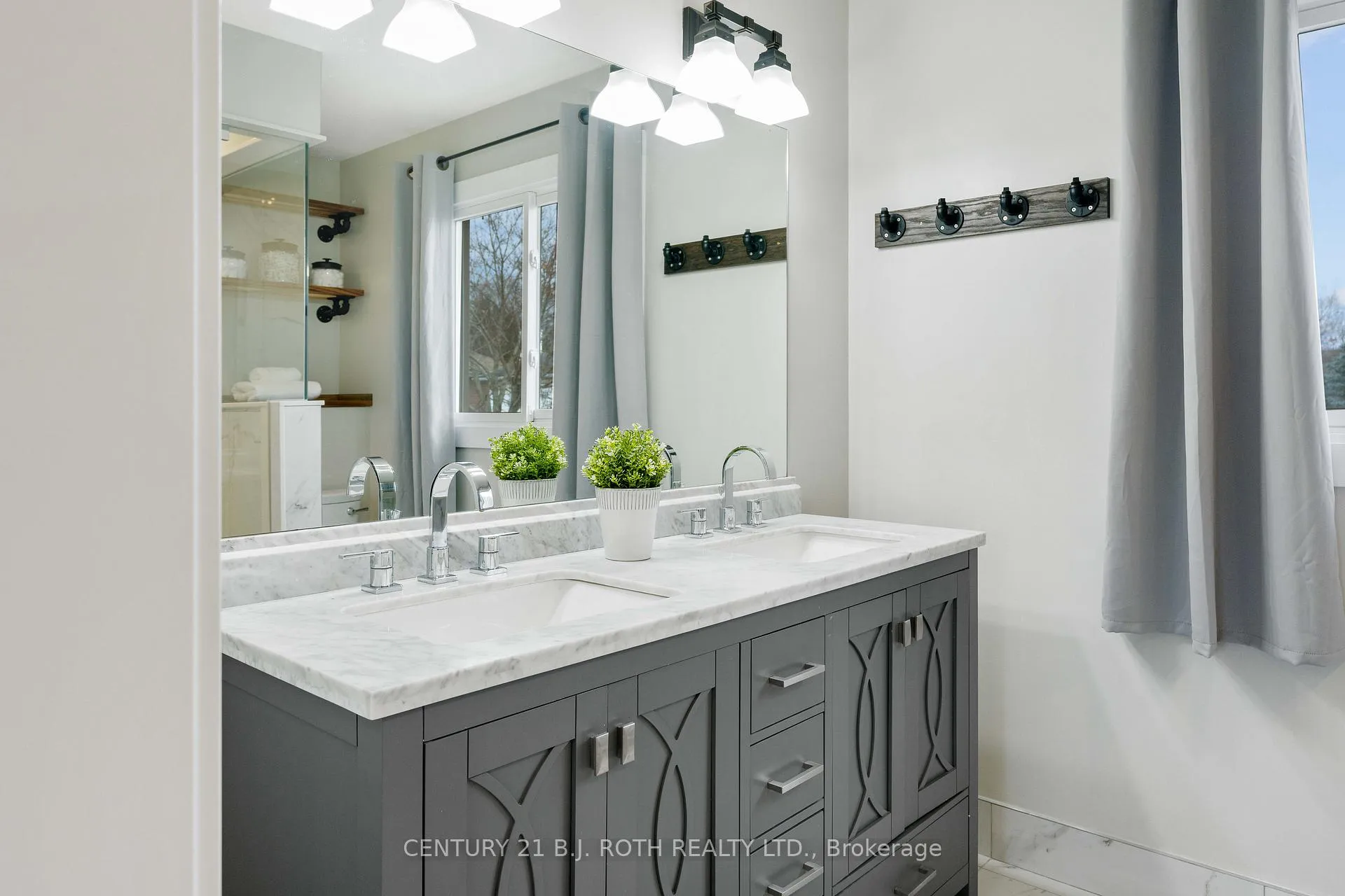 Photo 24 of 36 Carr Drive, Barrie, Letitia Heights — HOMEH