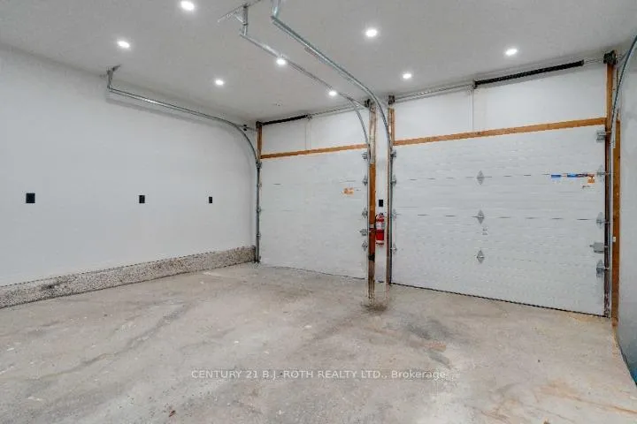 Photo 32 of 36 Carr Drive, Barrie, Letitia Heights — HOMEH