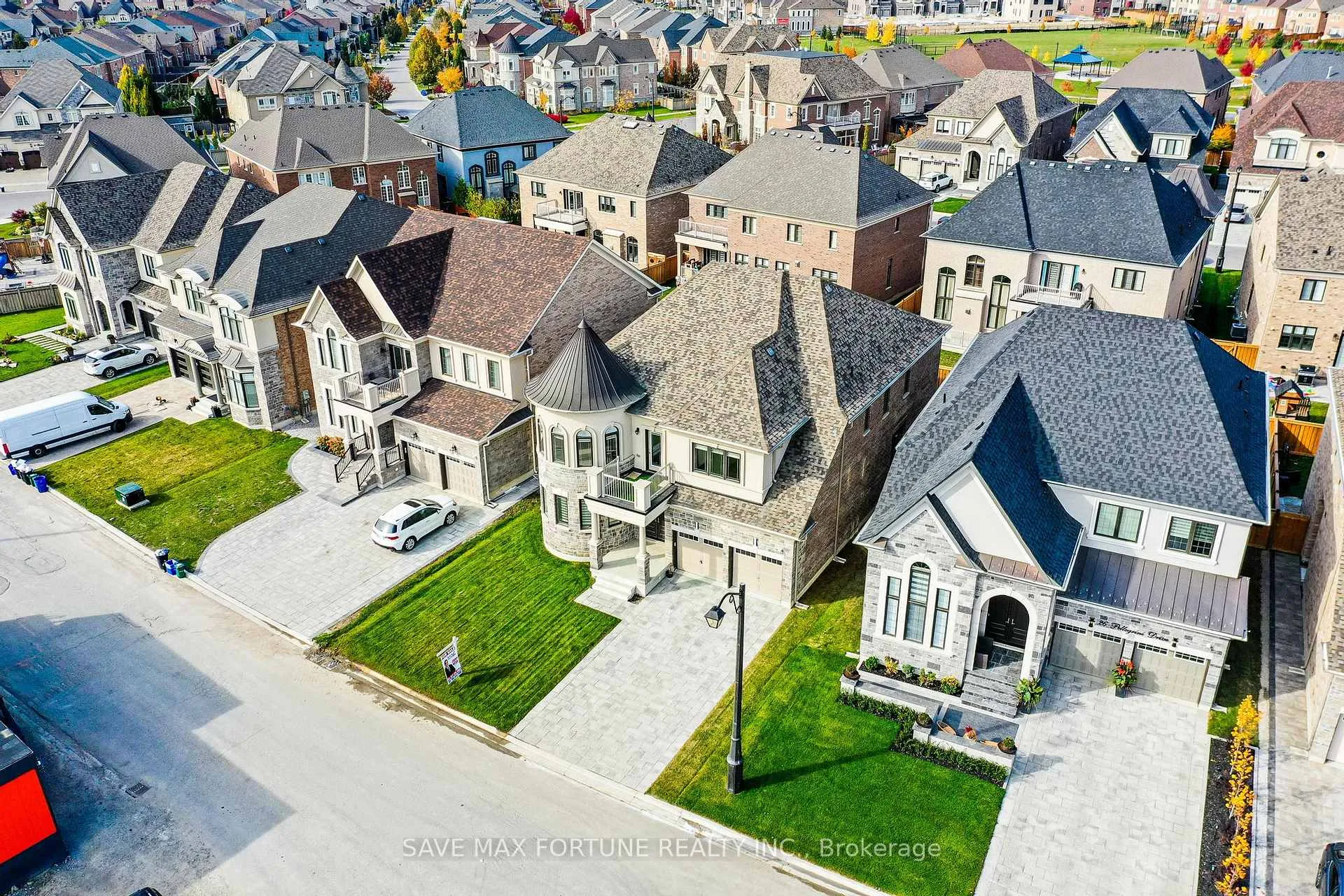 Photo 2 of 22 Pellegrini Dr E, Vaughan, Kleinburg — HOMEH