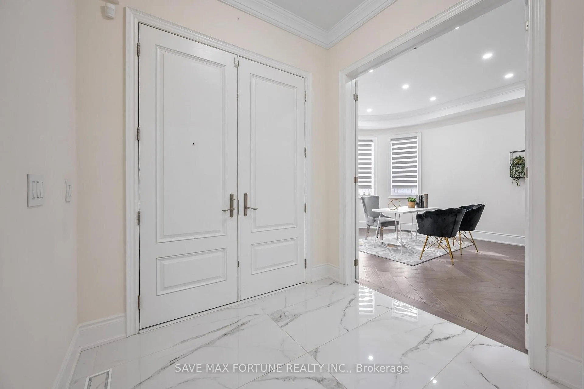 Photo 5 of 22 Pellegrini Dr E, Vaughan, Kleinburg — HOMEH