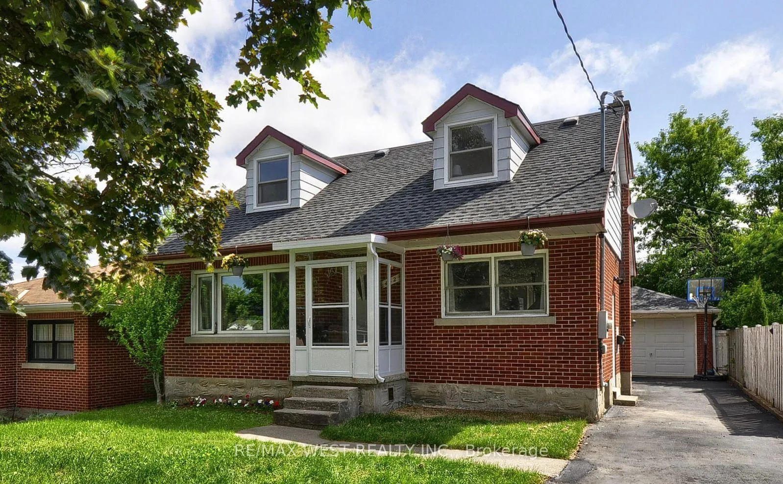 Front of 442 Highland Road E