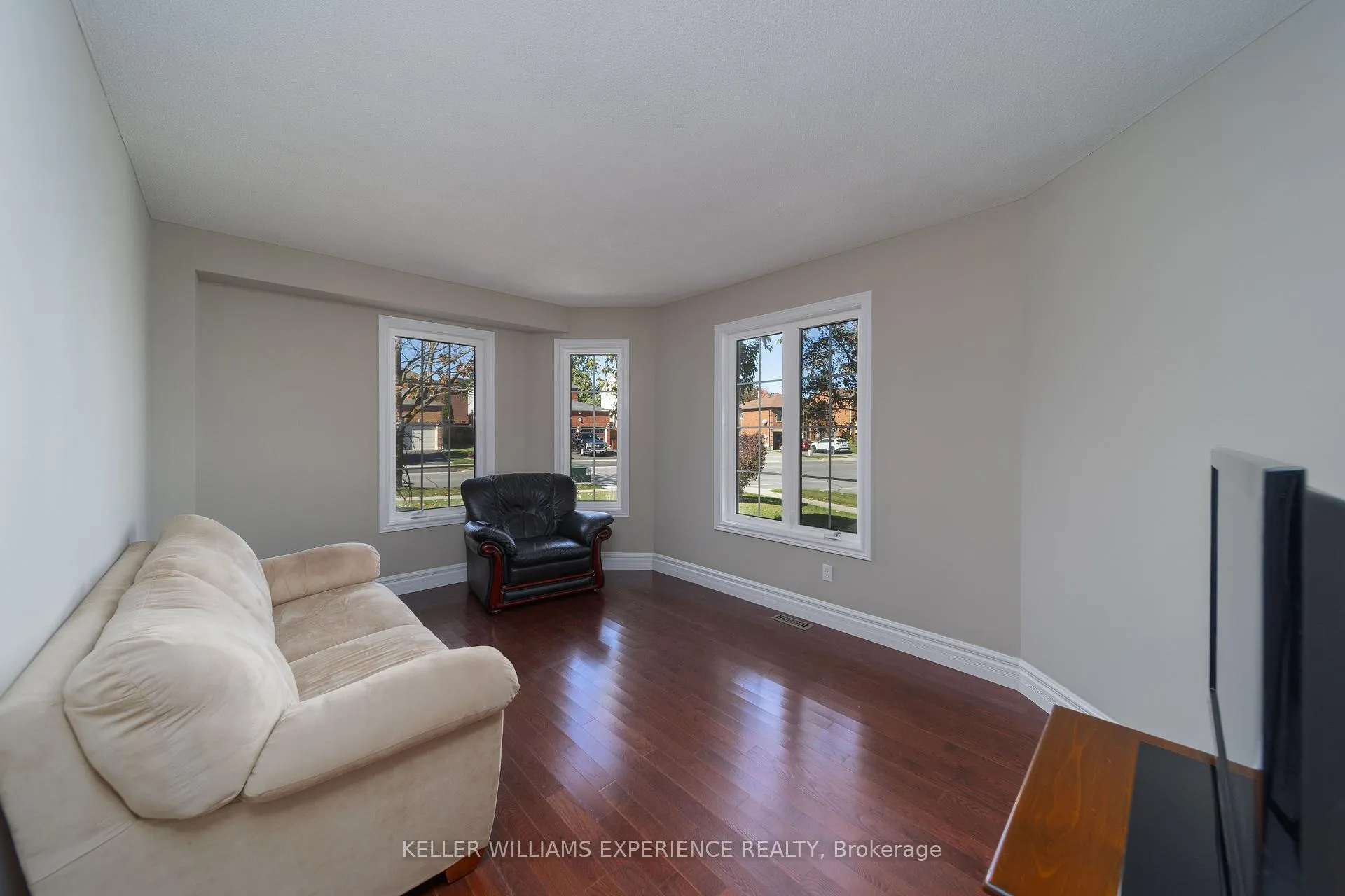 Photo 3 of 175 Hanmer Street W, Barrie, West Bayfield — HOMEH