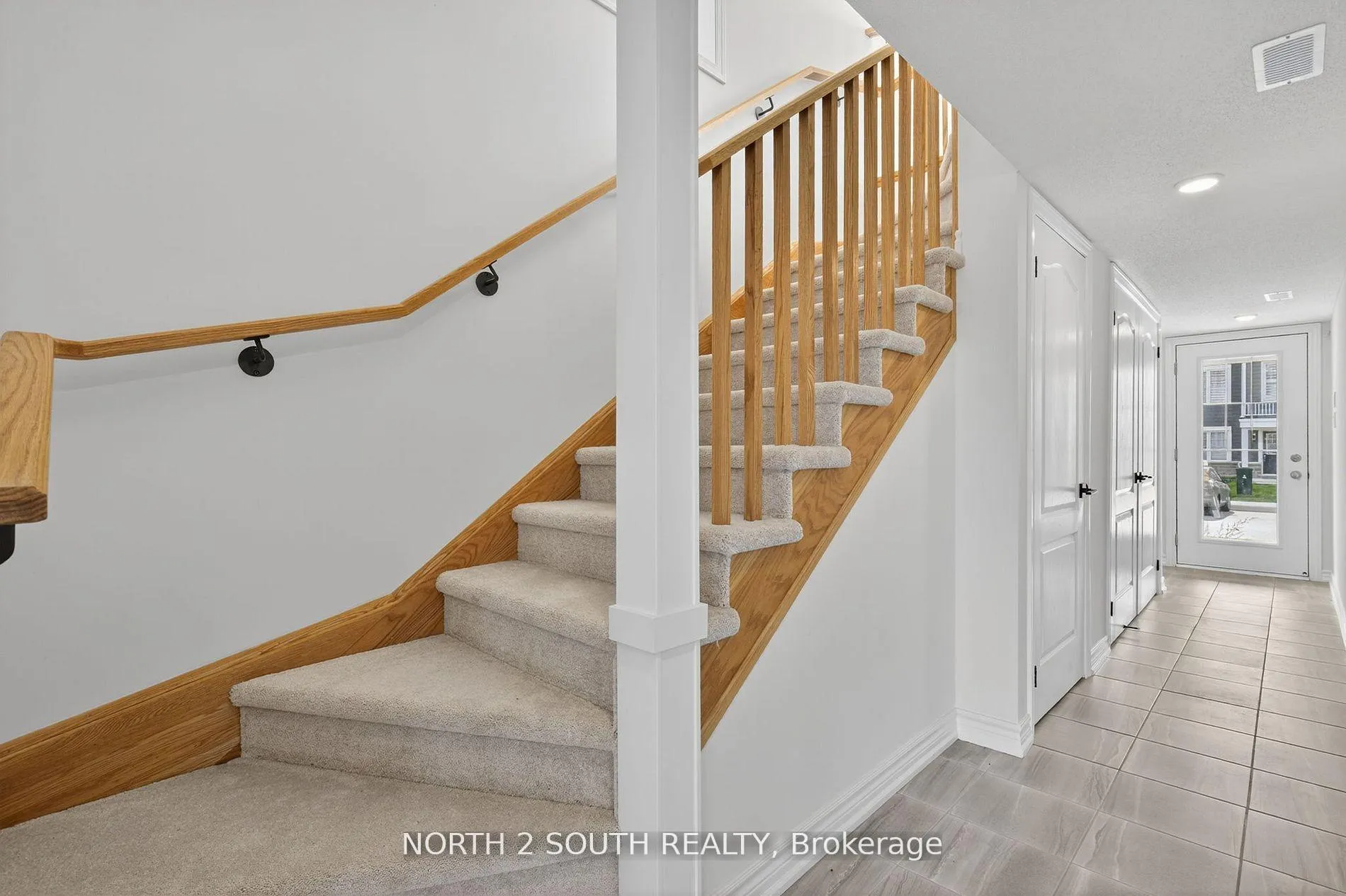 Photo 3 of 11 Lana Circle, Wasaga Beach — HOMEH