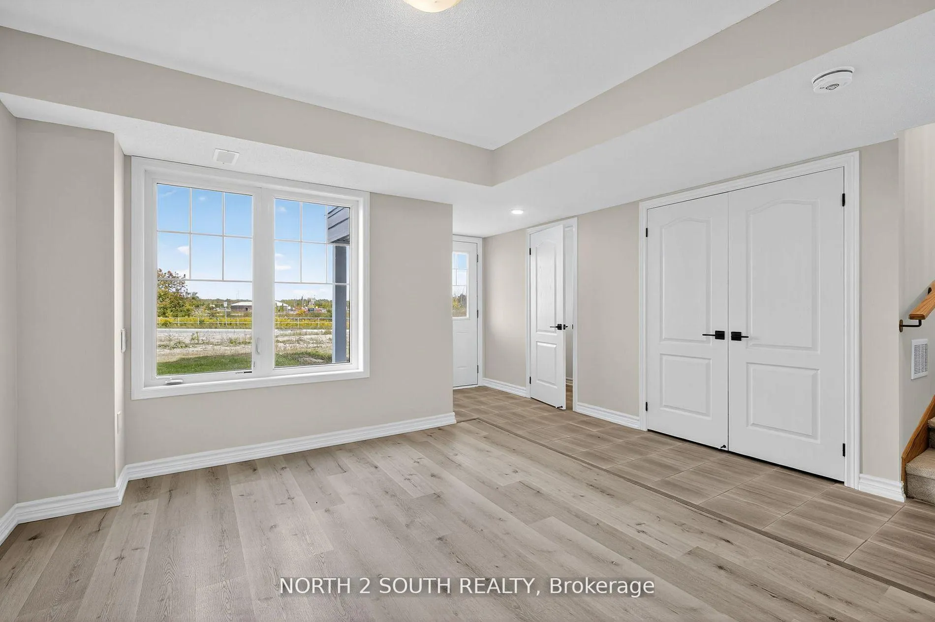 Photo 5 of 11 Lana Circle, Wasaga Beach — HOMEH