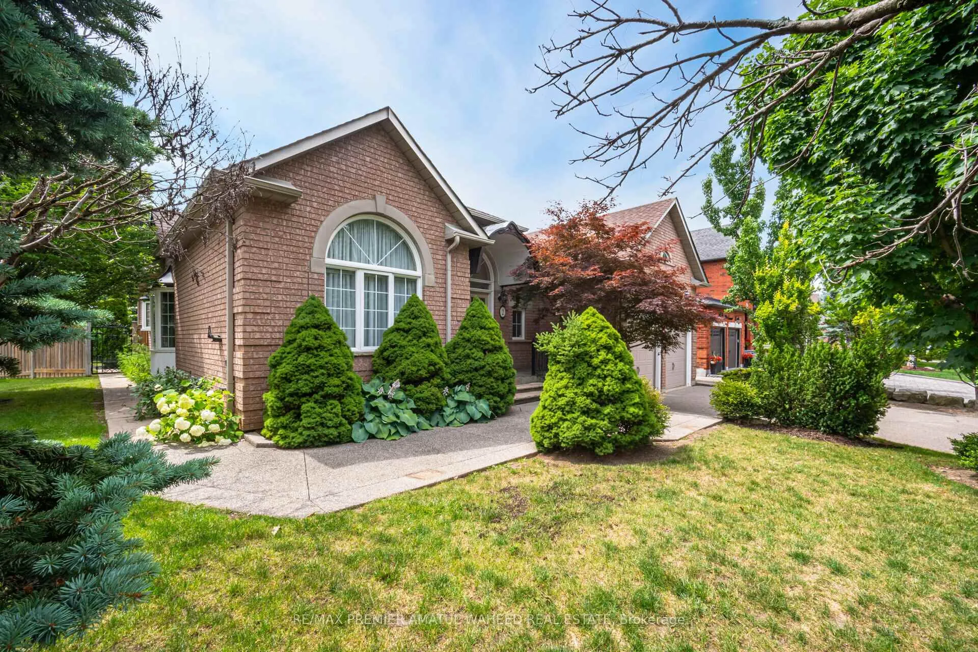 Photo 3 of 2 Polo Crescent, Vaughan, East Woodbridge — HOMEH
