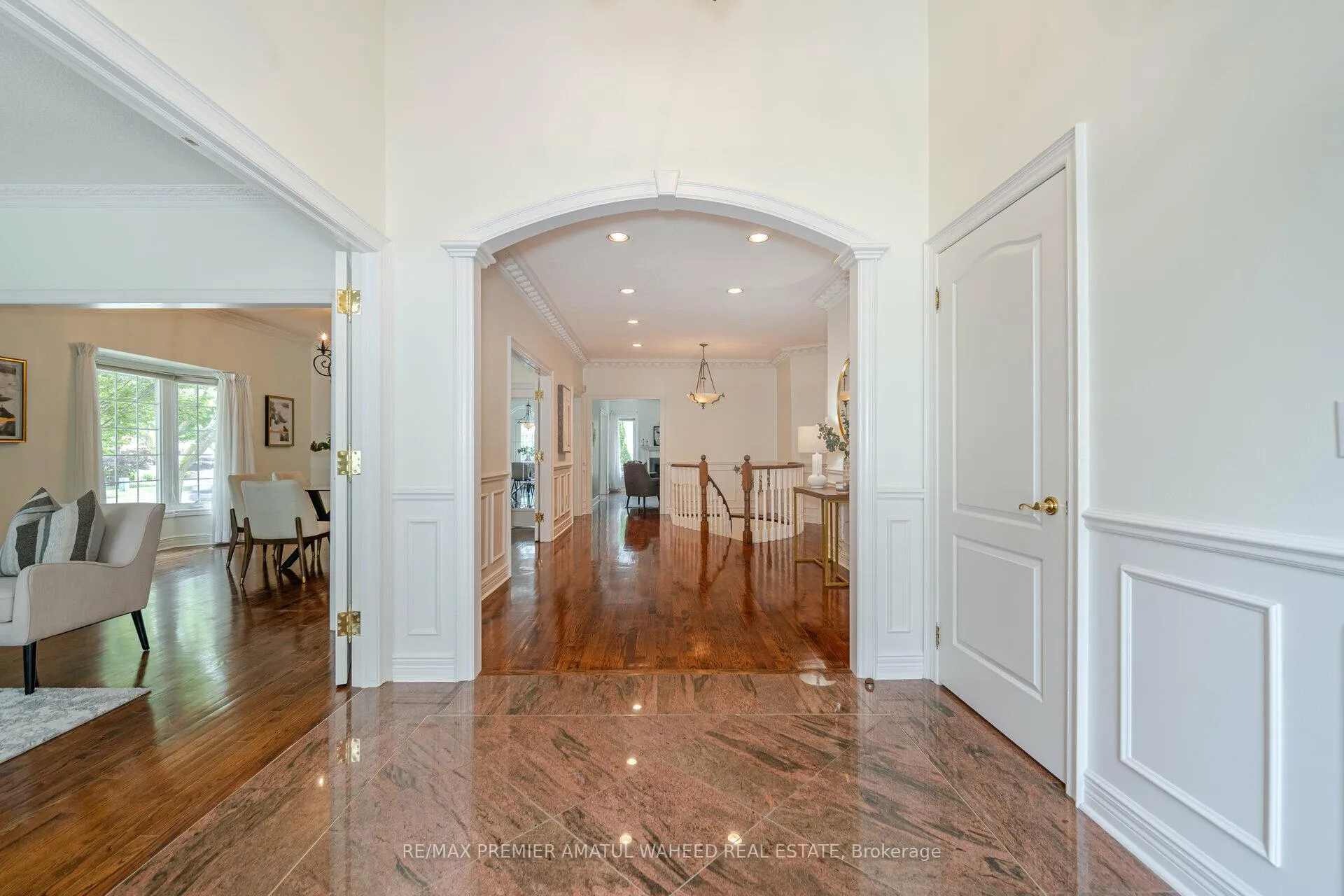 Photo 8 of 2 Polo Crescent, Vaughan, East Woodbridge — HOMEH