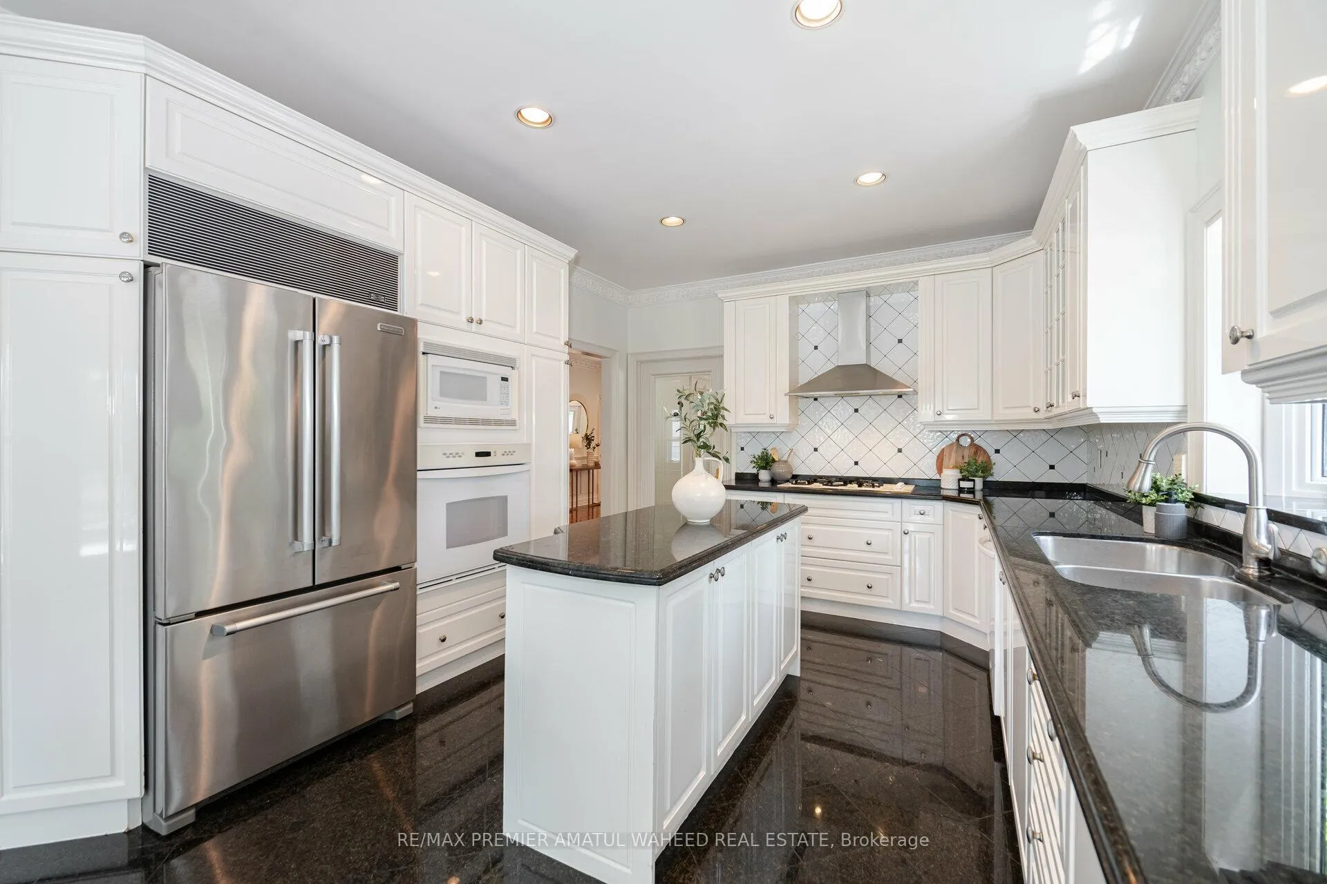 Photo 11 of 2 Polo Crescent, Vaughan, East Woodbridge — HOMEH