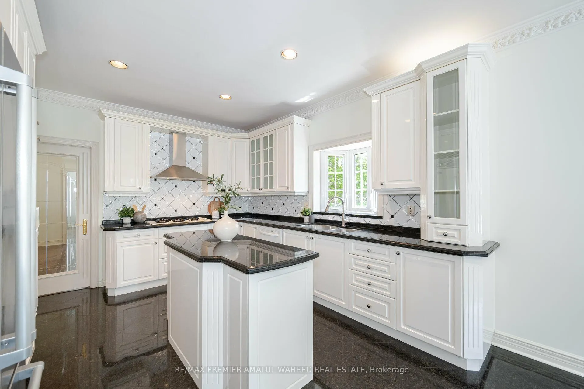 Photo 12 of 2 Polo Crescent, Vaughan, East Woodbridge — HOMEH