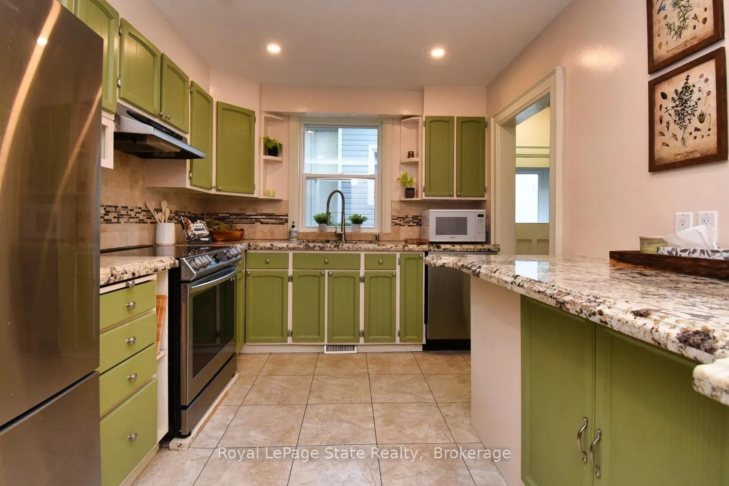 Photo 3 of 122 Haddon Avenue S, Hamilton, Ainslie Wood — HOMEH