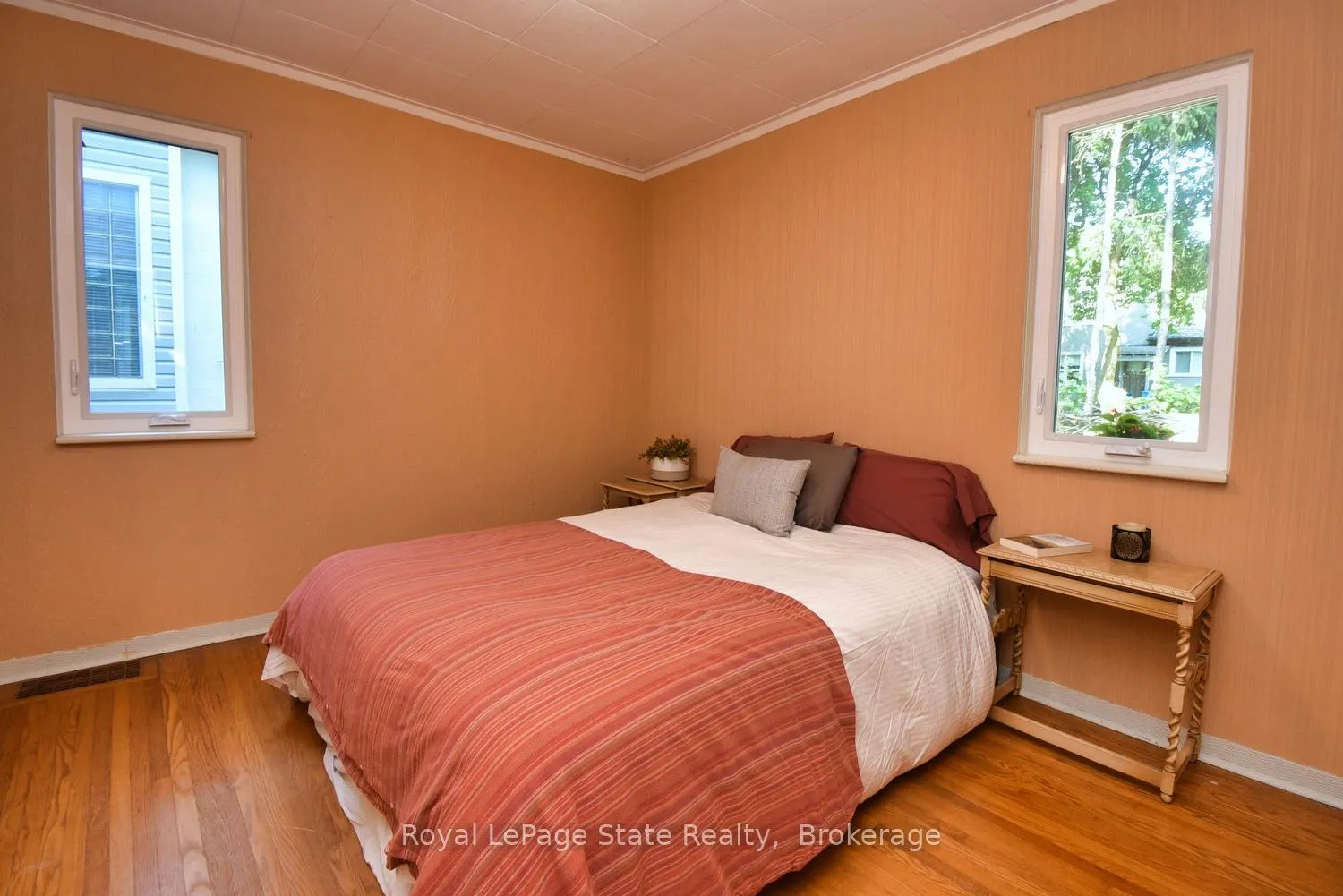 Photo 5 of 122 Haddon Avenue S, Hamilton, Ainslie Wood — HOMEH