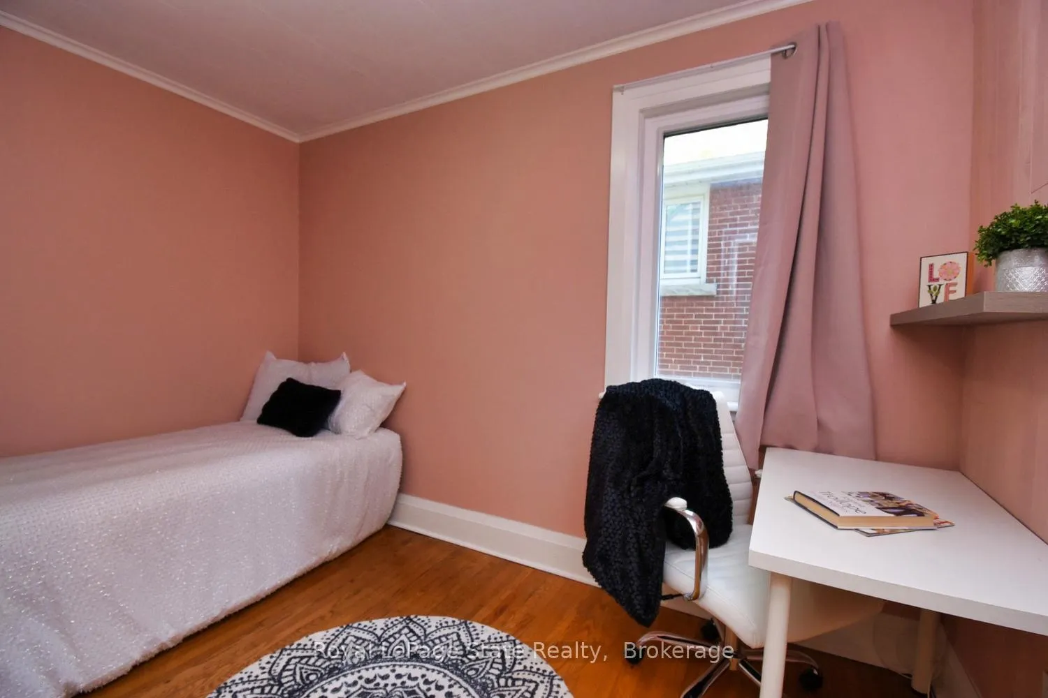 Photo 6 of 122 Haddon Avenue S, Hamilton, Ainslie Wood — HOMEH