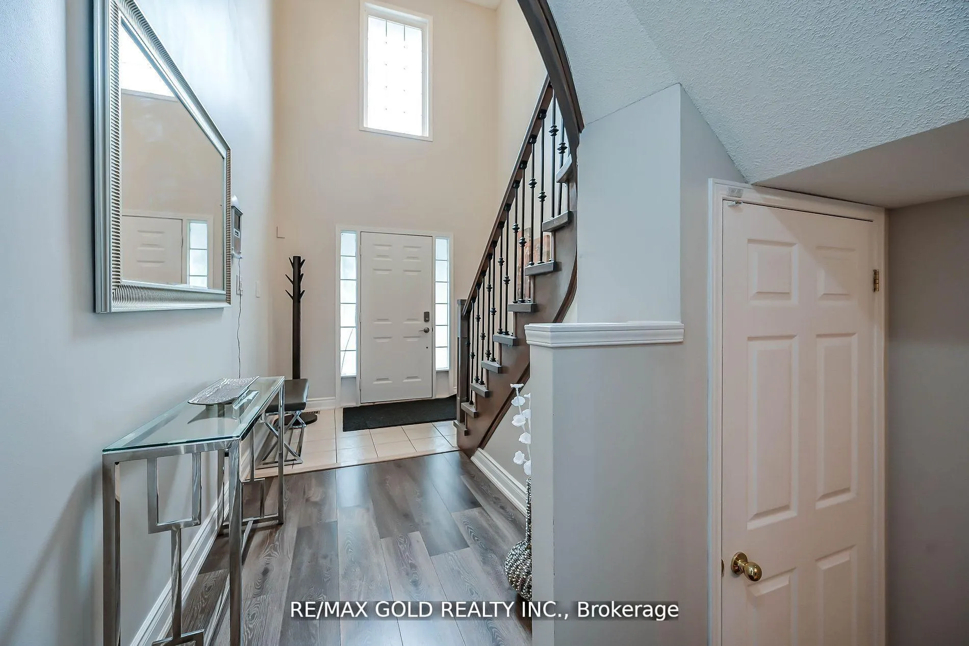Photo 6 of 56 Meadow Wood Crescent, Hamilton, Stoney Creek Mountain — HOMEH