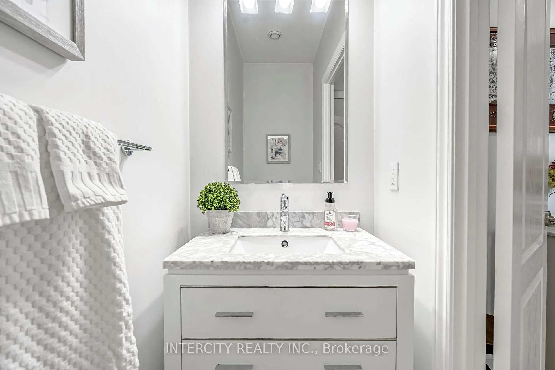 Photo 3 of Unit LPH03, 699 Aberdeen Boulevard, Midland — HOMEH