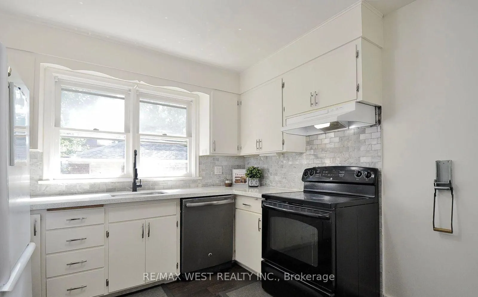 Photo 7 of 442 Highland Road E, Kitchener — HOMEH
