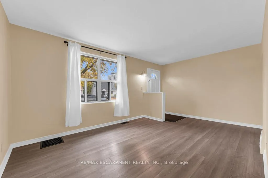 Photo 3 of 34 Sumach Street, Hamilton, McQuesten — HOMEH