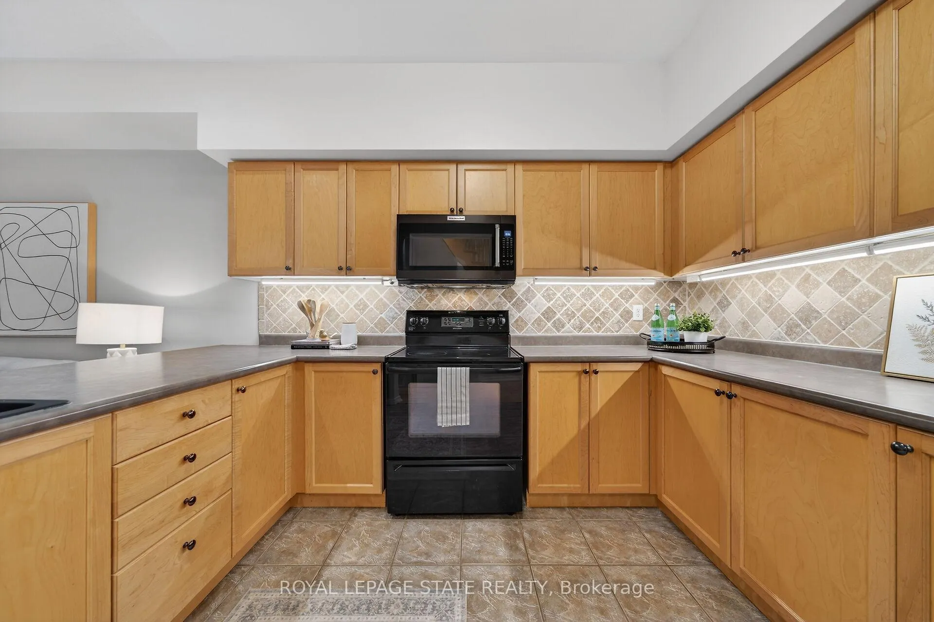 Photo 14 of Unit 36, 81 Valridge Drive, Hamilton, Ancaster — HOMEH