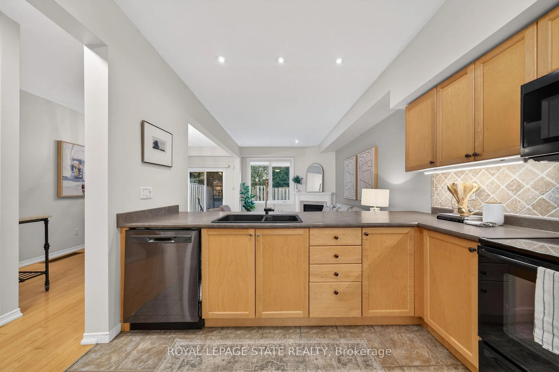 Photo 15 of Unit 36, 81 Valridge Drive, Hamilton, Ancaster — HOMEH