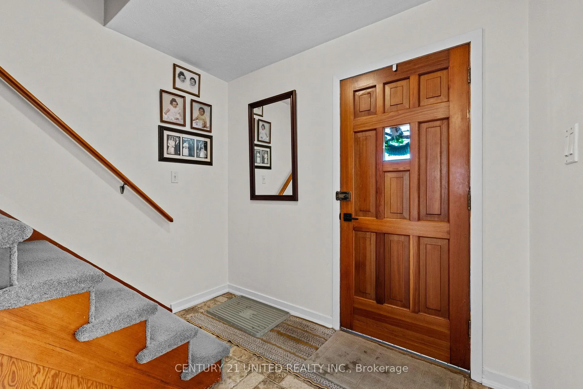 Photo 2 of 852 Parkhill Road W, Peterborough, Monaghan Ward 2 — HOMEH