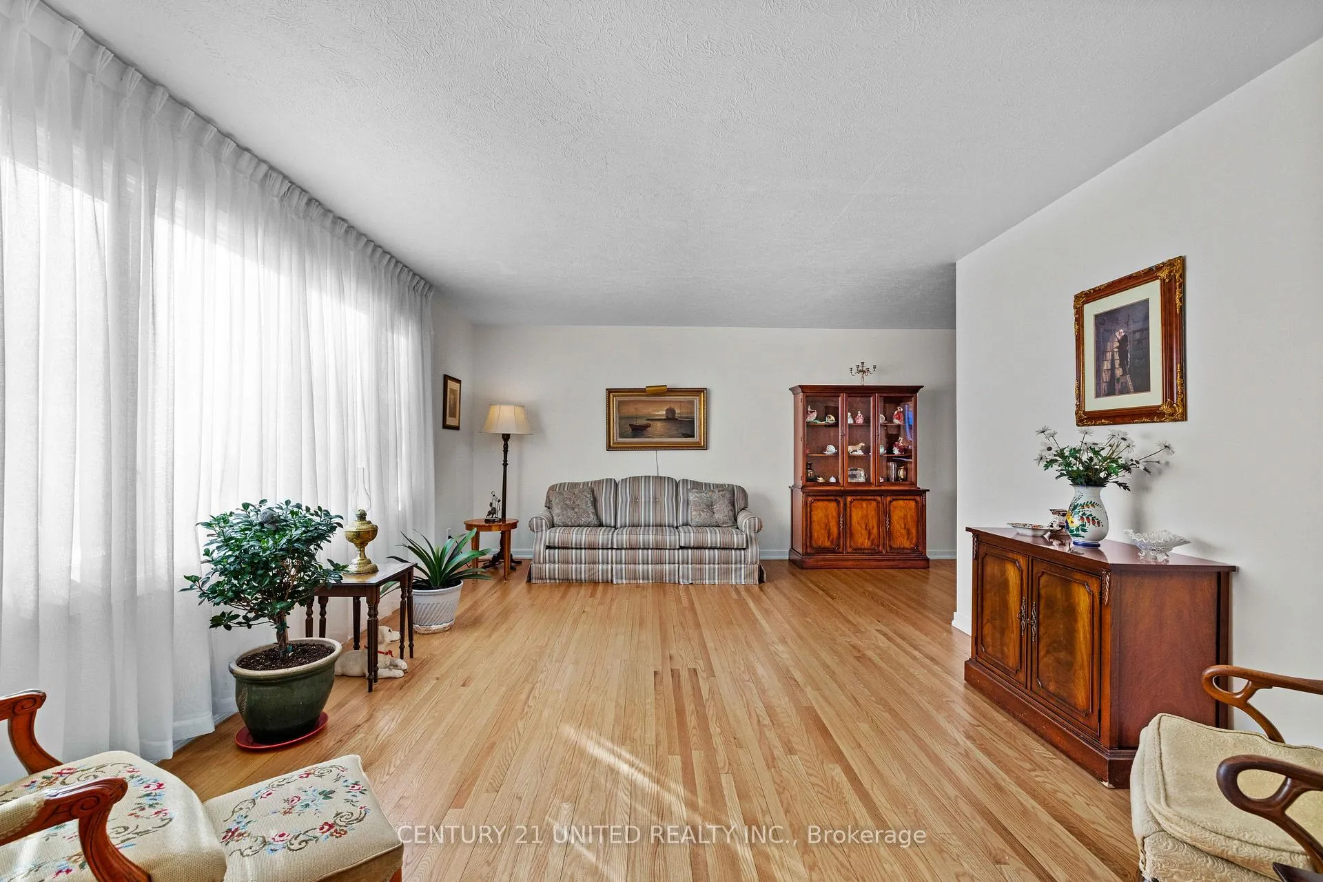 Photo 3 of 852 Parkhill Road W, Peterborough, Monaghan Ward 2 — HOMEH