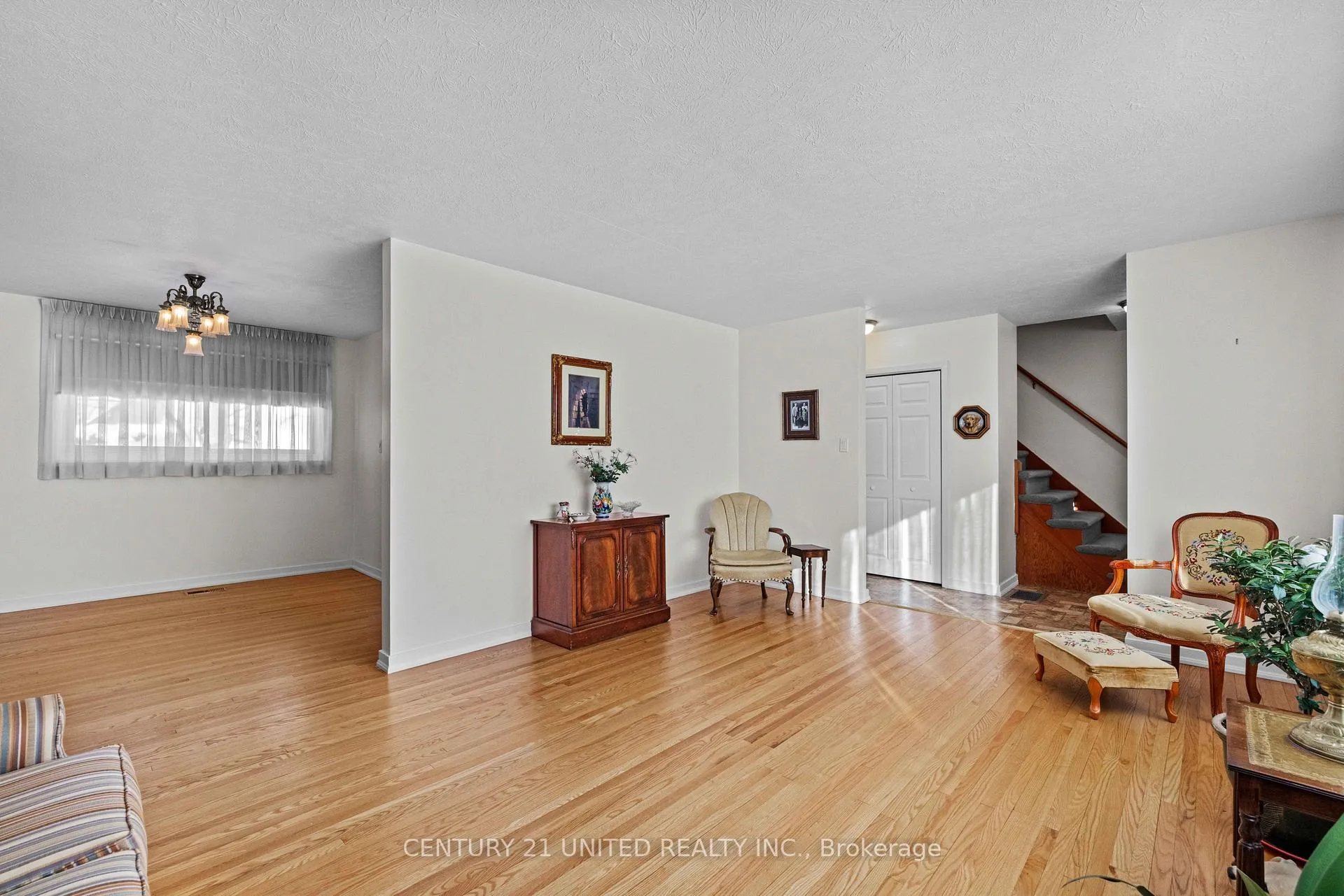 Photo 4 of 852 Parkhill Road W, Peterborough, Monaghan Ward 2 — HOMEH