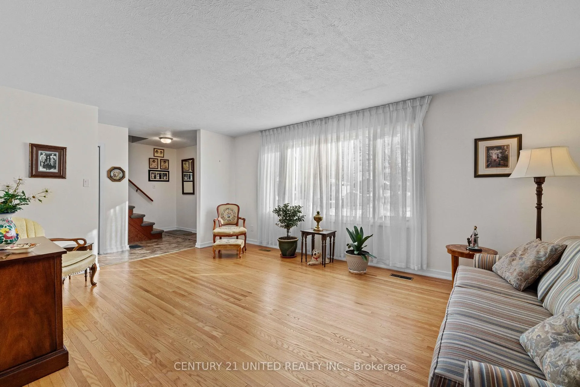Photo 5 of 852 Parkhill Road W, Peterborough, Monaghan Ward 2 — HOMEH