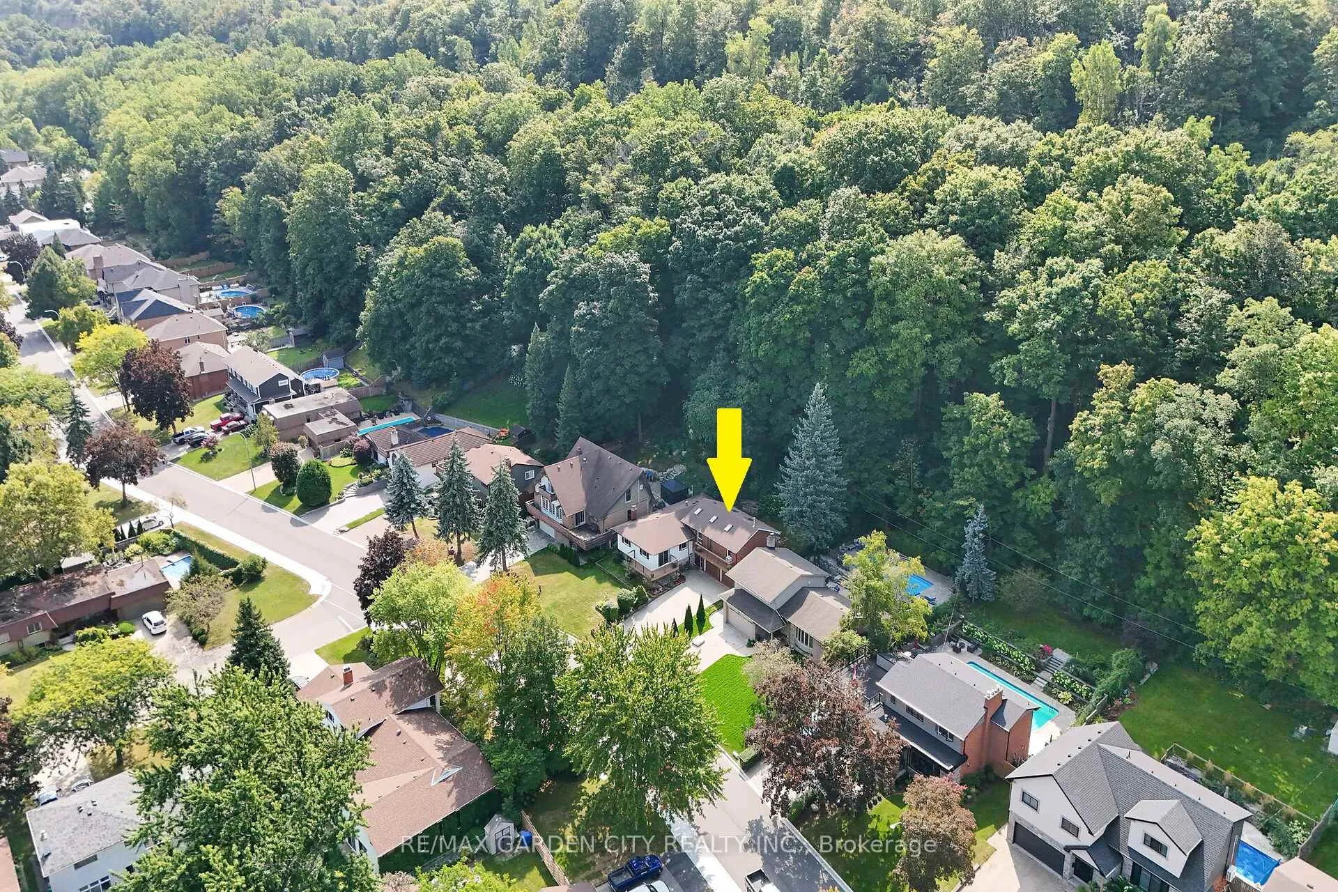 Photo 2 of 60 Maple Drive, Hamilton, Stoney Creek — HOMEH