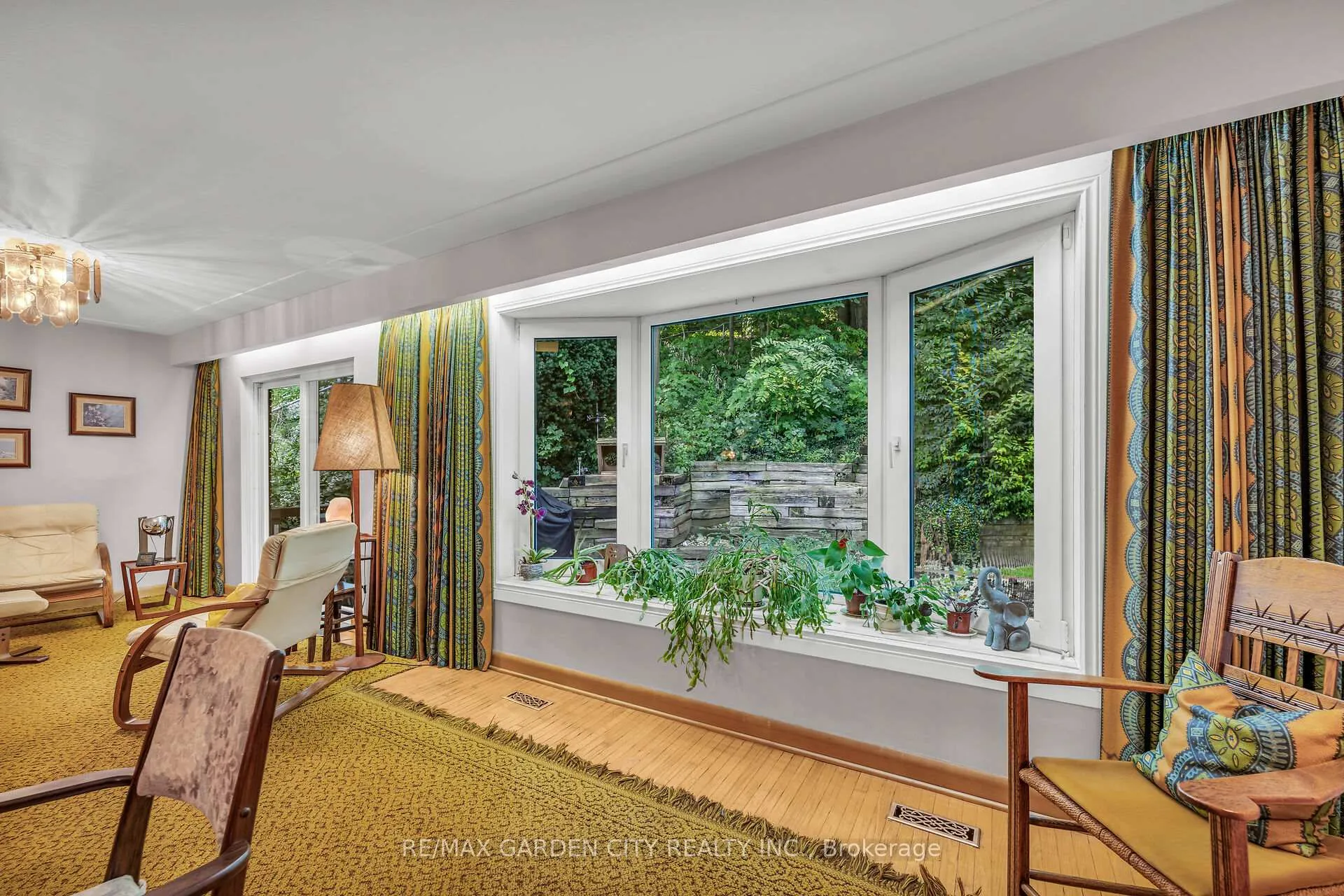 Photo 5 of 60 Maple Drive, Hamilton, Stoney Creek — HOMEH