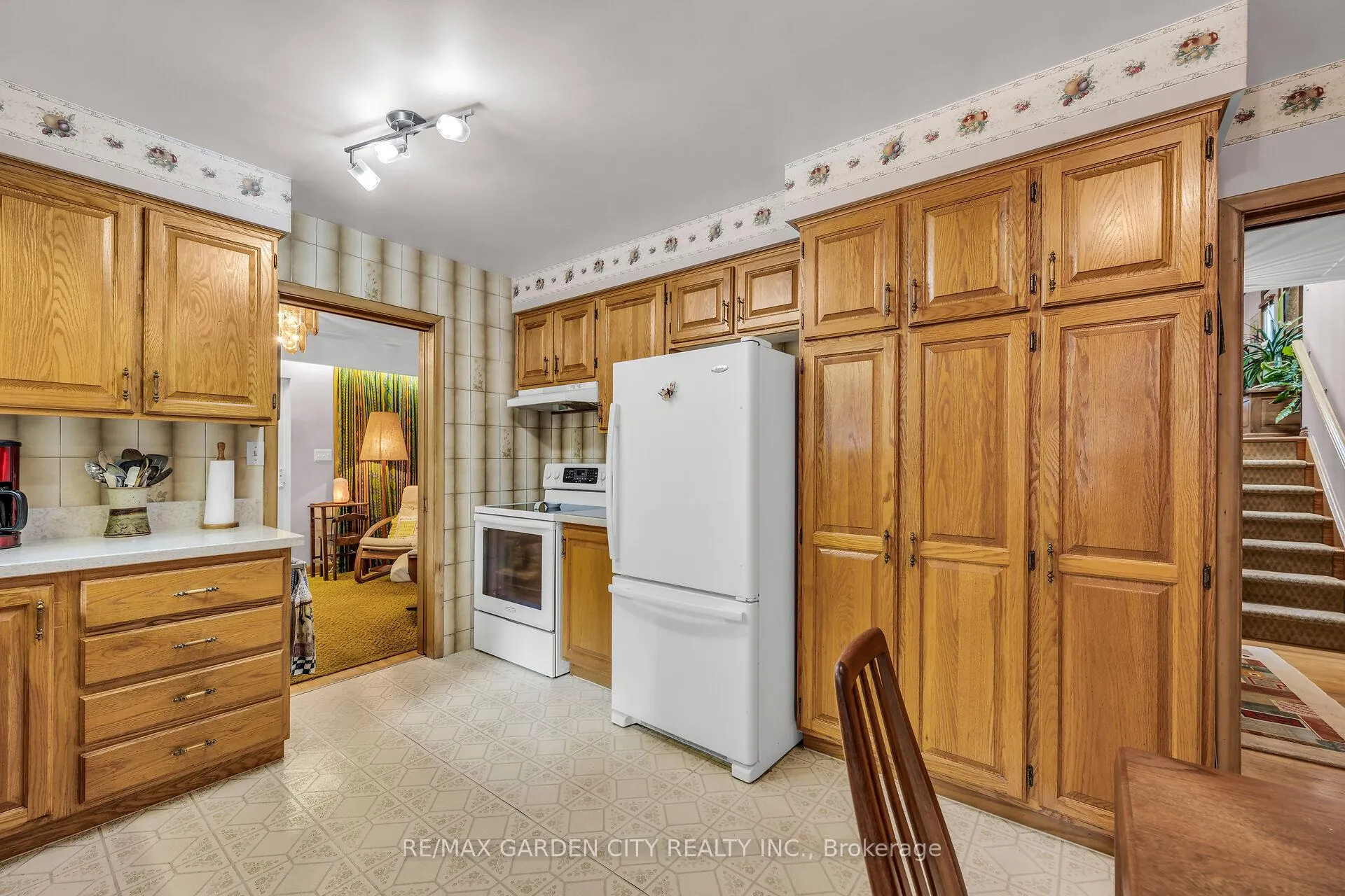Photo 8 of 60 Maple Drive, Hamilton, Stoney Creek — HOMEH