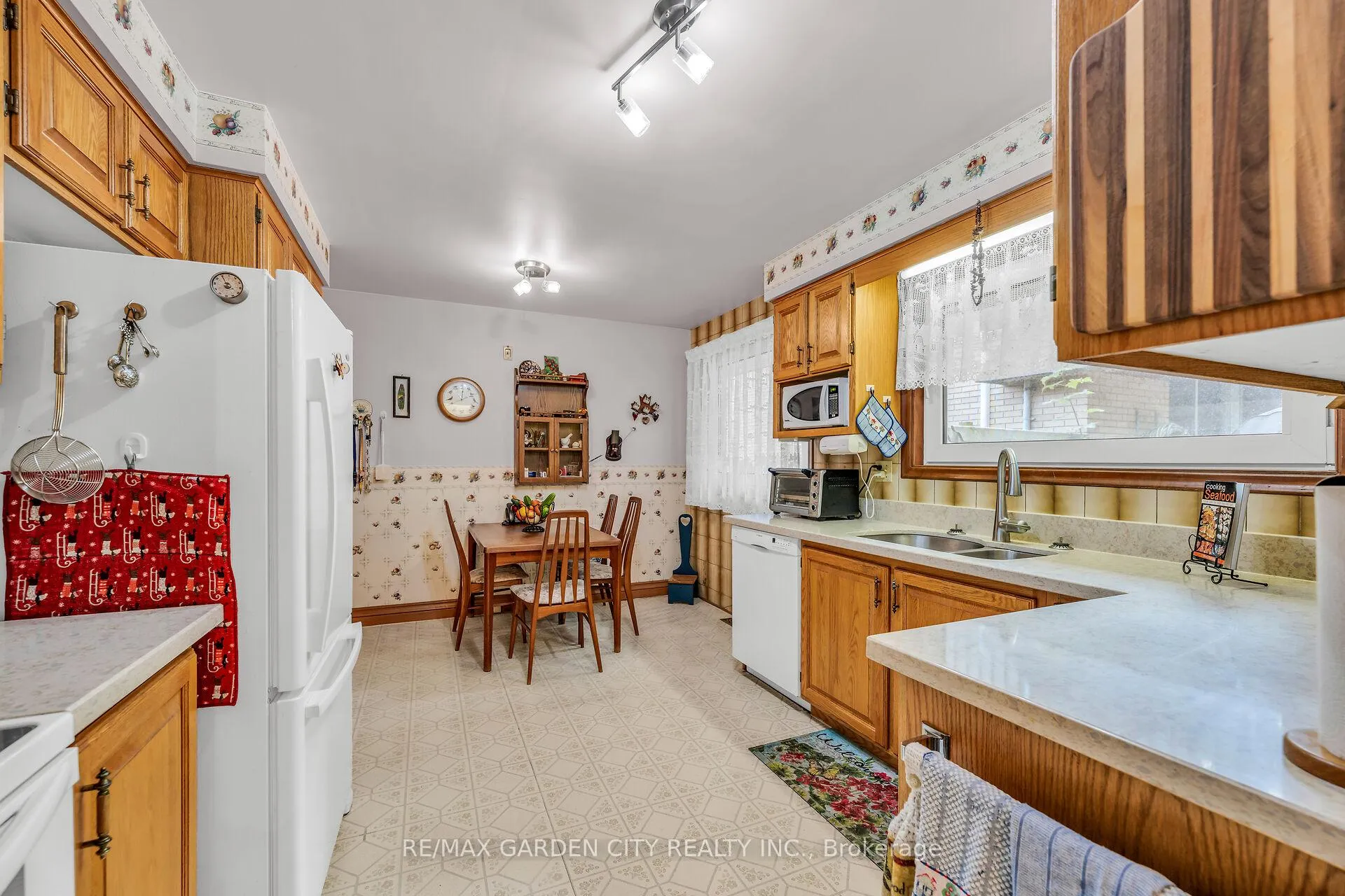 Photo 9 of 60 Maple Drive, Hamilton, Stoney Creek — HOMEH