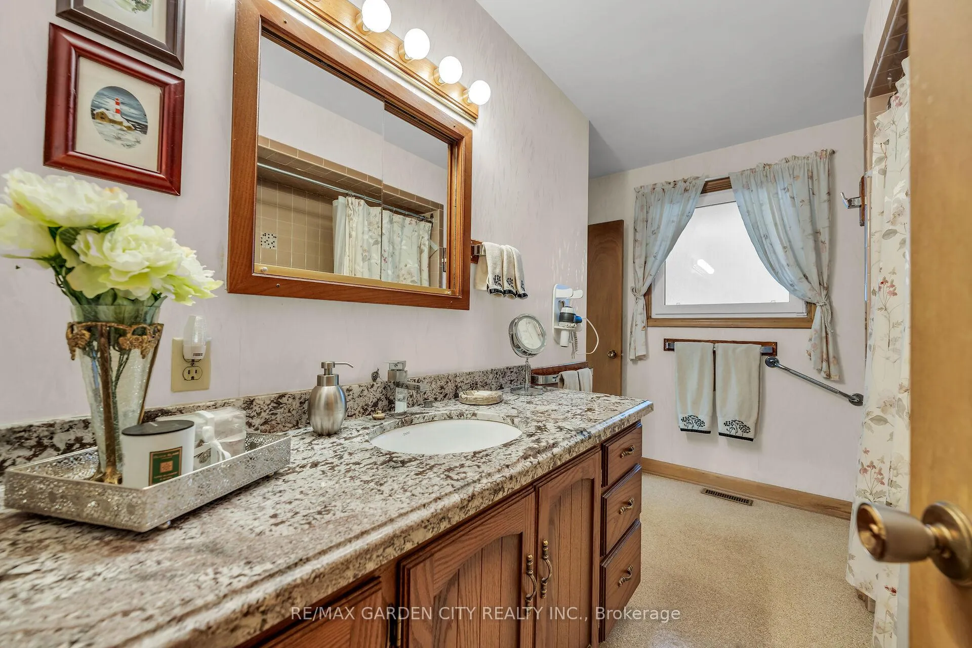Photo 11 of 60 Maple Drive, Hamilton, Stoney Creek — HOMEH