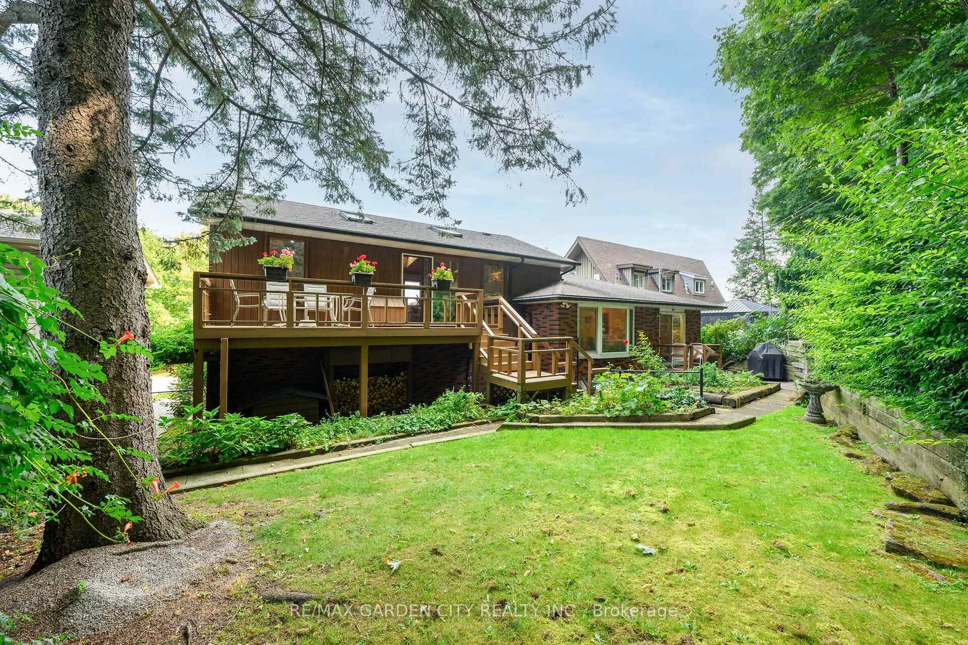 Photo 23 of 60 Maple Drive, Hamilton, Stoney Creek — HOMEH
