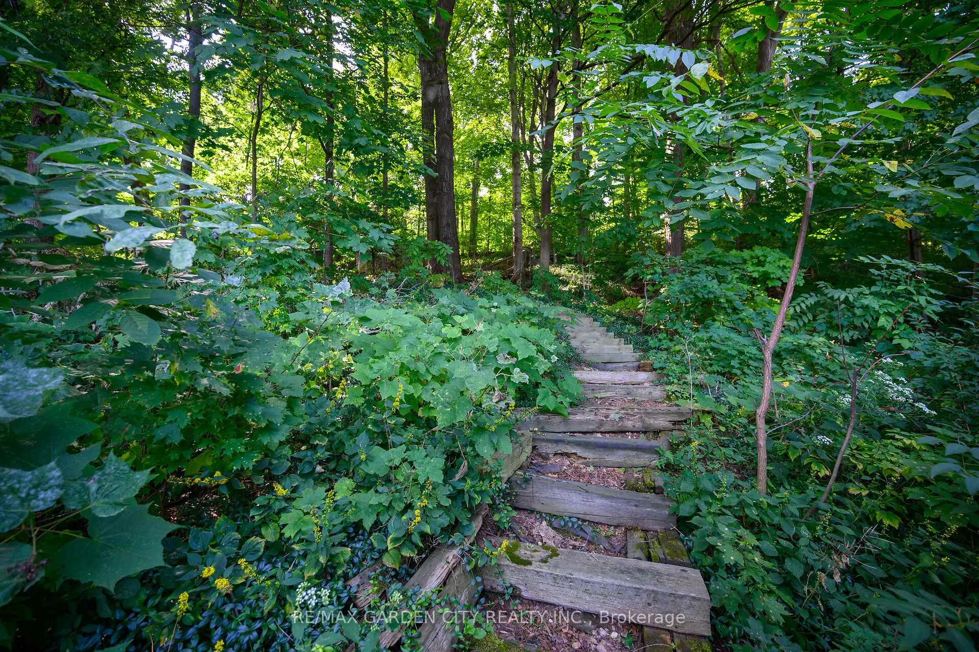 Photo 25 of 60 Maple Drive, Hamilton, Stoney Creek — HOMEH