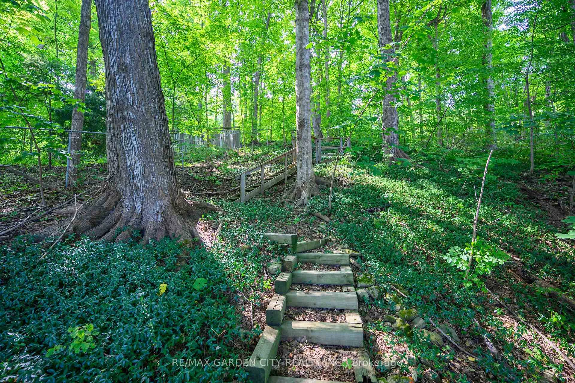 Photo 26 of 60 Maple Drive, Hamilton, Stoney Creek — HOMEH