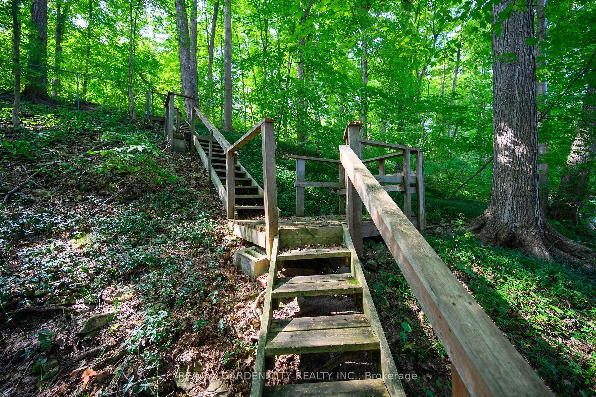 Photo 27 of 60 Maple Drive, Hamilton, Stoney Creek — HOMEH