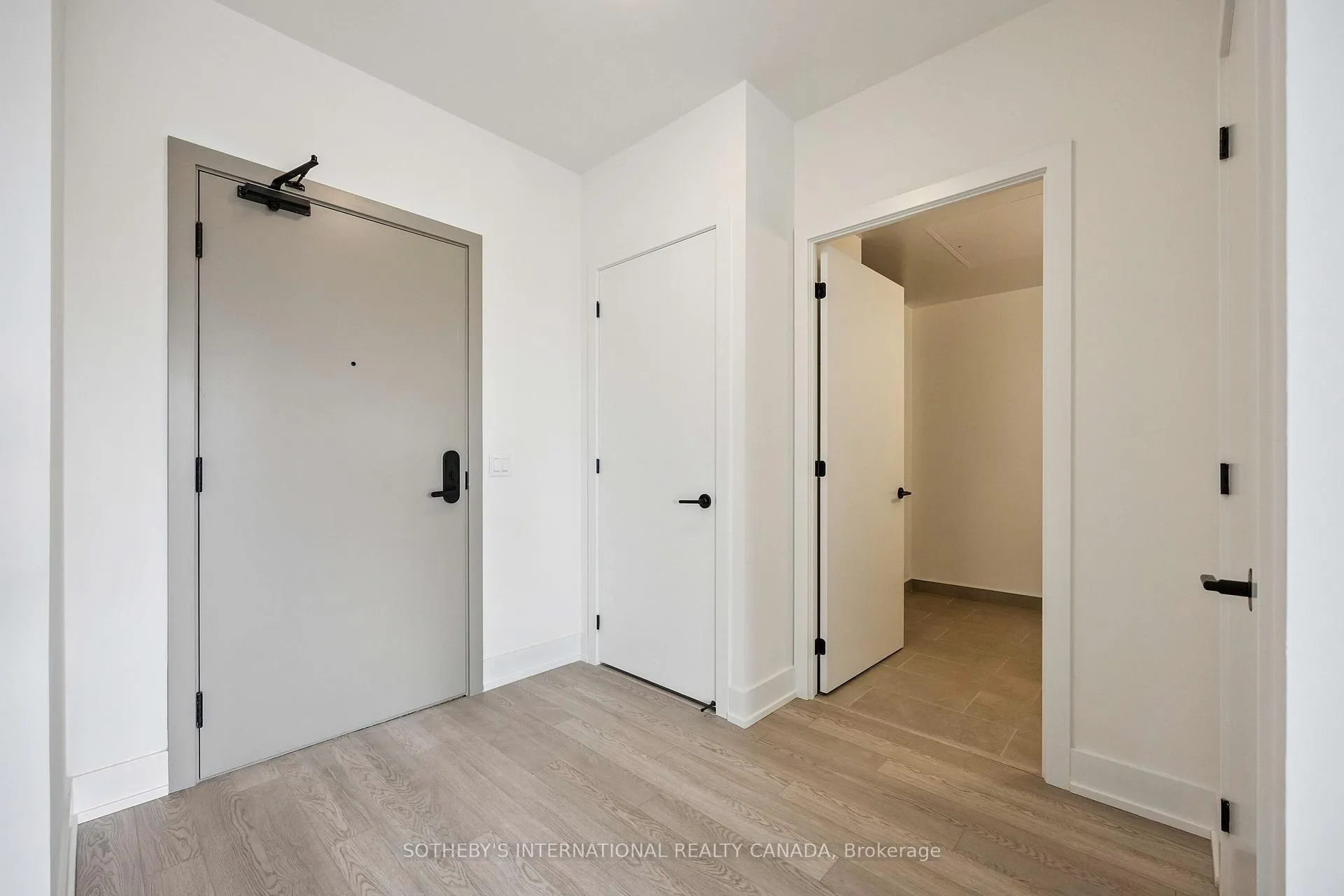 Photo 5 of Unit 405, 2075 King Road, King, King City — HOMEH