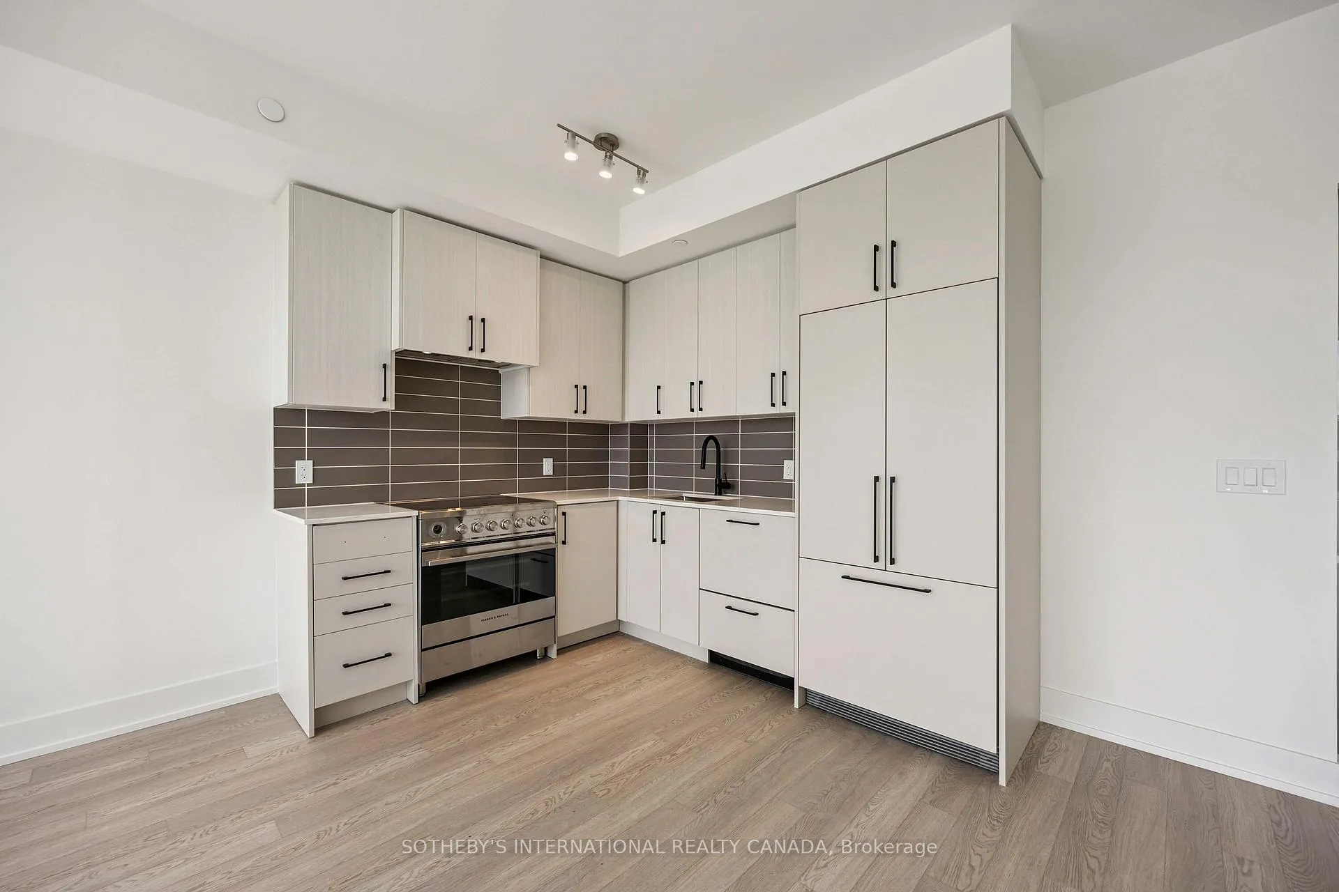 Photo 10 of Unit 405, 2075 King Road, King, King City — HOMEH